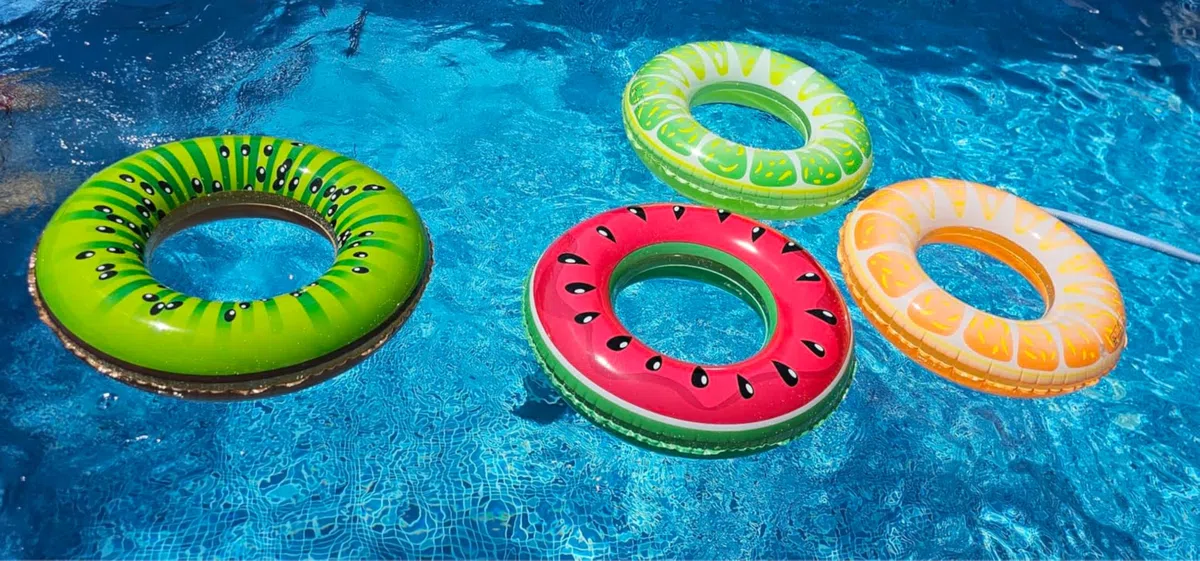 Set 4 Ciambelle Gonfiabili Frutta 90 cm per Adulti – Galleggianti Piscina Anguria, Kiwi, Limone e Arancia, Salvagenti Resistenti per Mare, Piscina e Lago, Accessori Estate – Aquadelos
