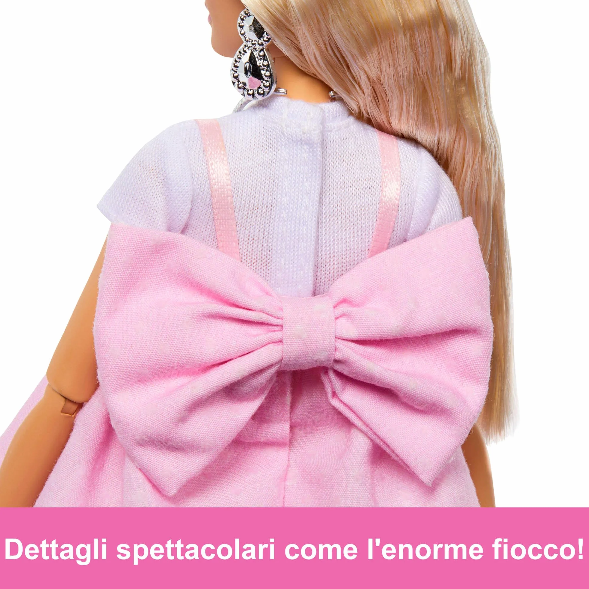 Barbie - Bambola Deluxe Style n.3, con capelli biondi in uno chignon e abito Barbiecore rosa pastello, accessori come fiocco oversize e calze a rete inclusi, giocattolo per bambini, 4+ anni, HYV27