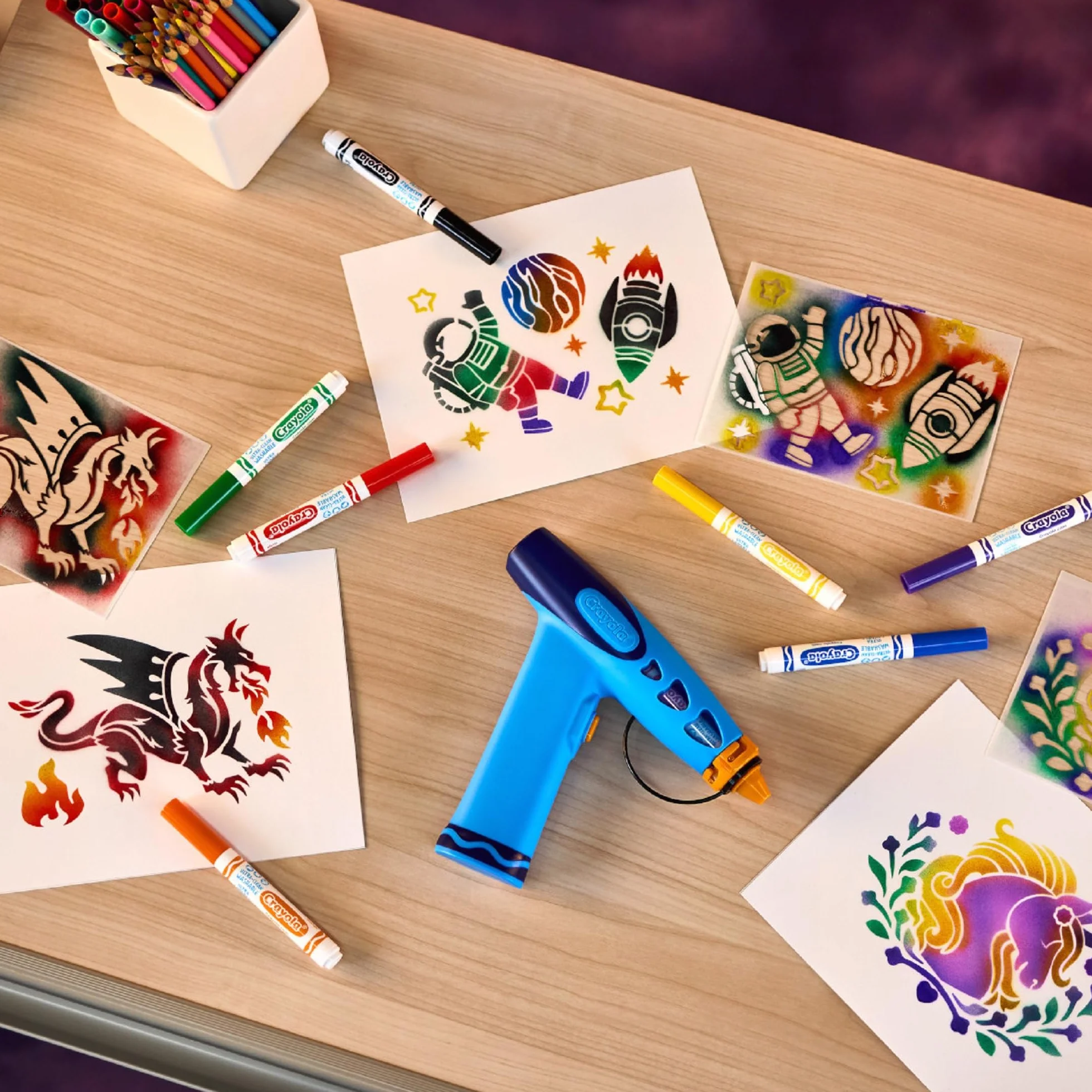 CRAYOLA Marker Airbrush - Aerografo Creativo per Bambini con 8 Pennarelli Lavabili e 5 Stencil, Giocattolo Educativo per Attività Artistiche, da 6 anni, 74-7696