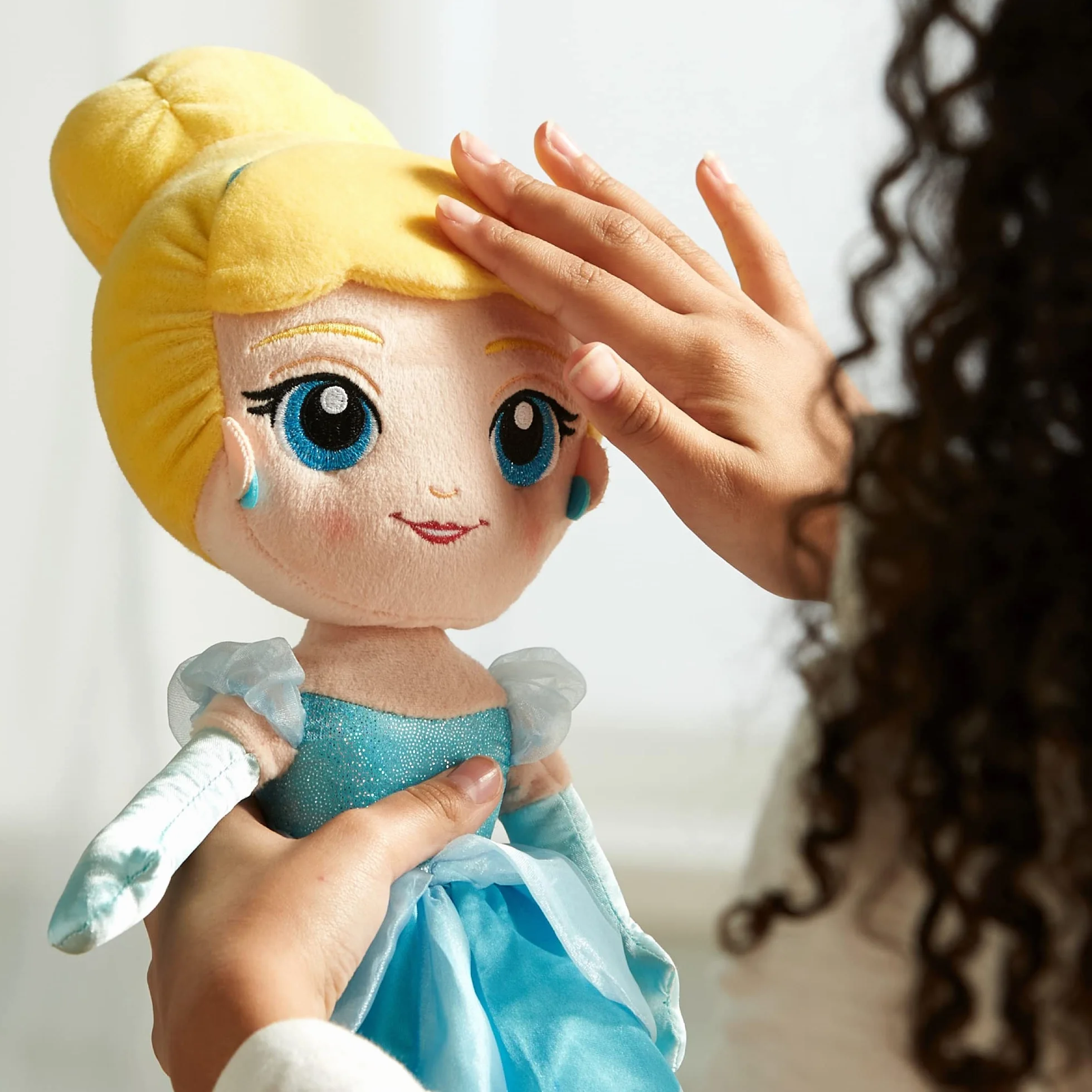 Disney Store bambola ufficiale di peluche per bambini Cenerentola, 37 cm, personaggio classico in peluche in abito iconico, dettagli ricamati e finitura morbida al tatto