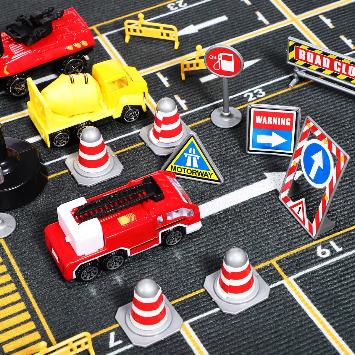Set di Segnali Stradali Mini per Bambini Include 6 Mini Coni Stradali 12 Segnali Adesivi E 1 Semaforo Giocattoli Educativi per Insegnare Le Regole del Traffico