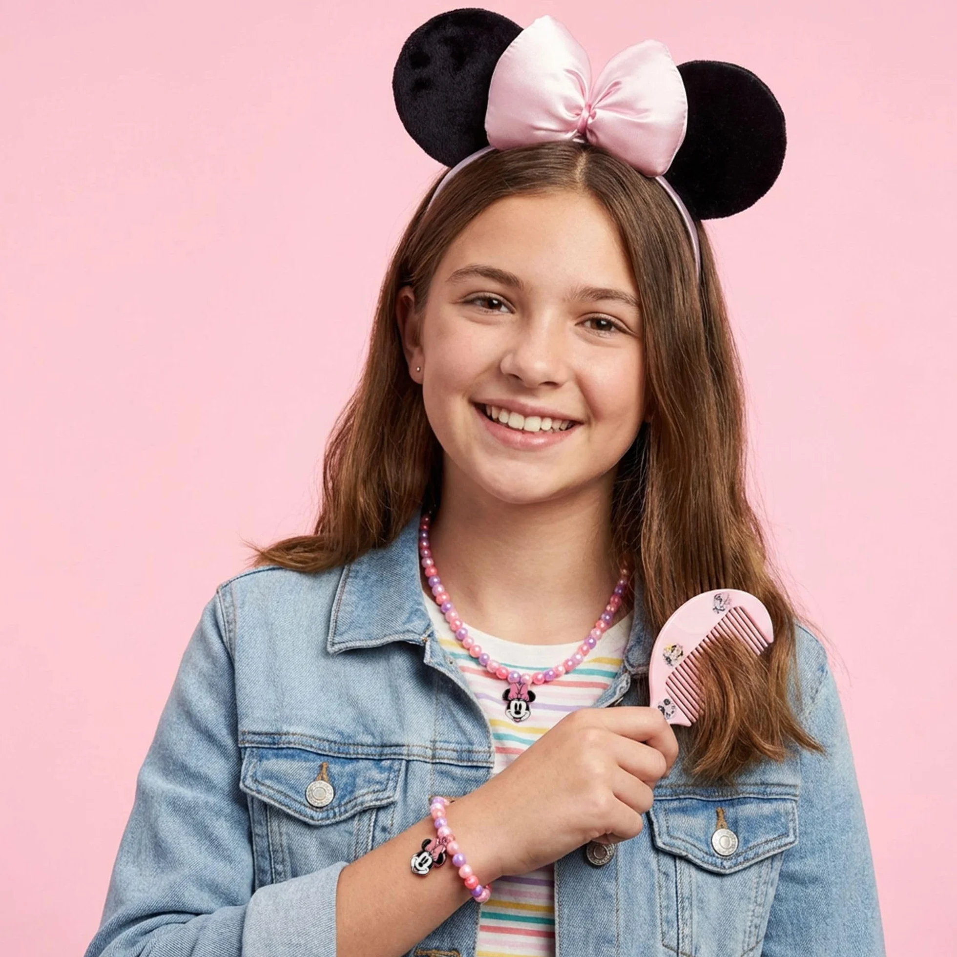 Set di bellezza di Minnie Mouse - Include 1 elastico in tessuto, 10 elastici, 2 pinzette, 3 forcine, 2 spazzole, 1 fascia, 1 collana, 1 bracciale e 1 anello - Prodotto originale progettato in Spagna