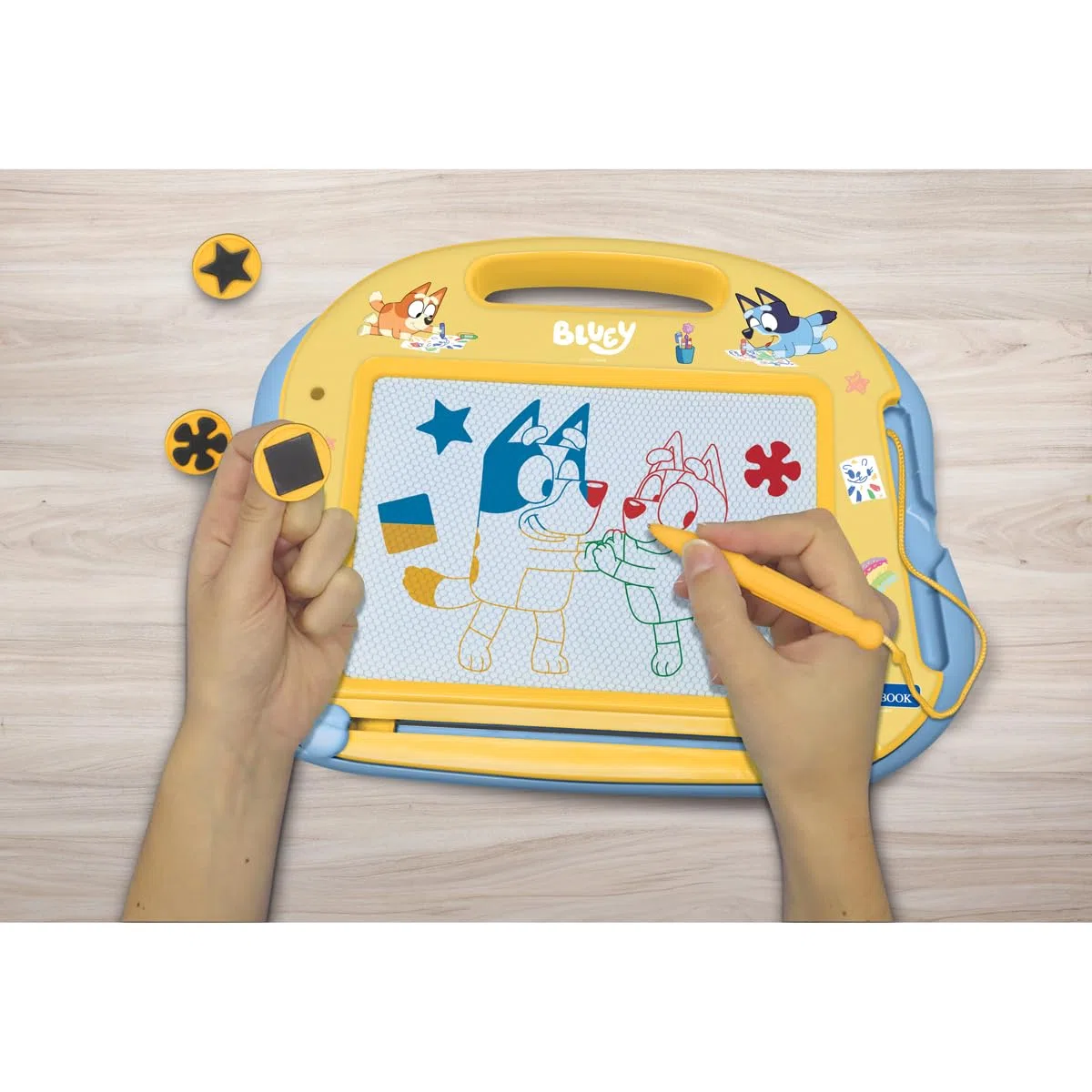 Lexibook, Bluey, Lavagna da Disegno Magnetica Multicolore, Giocattolo Artistico per Bambini con Stilo e timbri, Giallo/Blu, CRBY550LXB