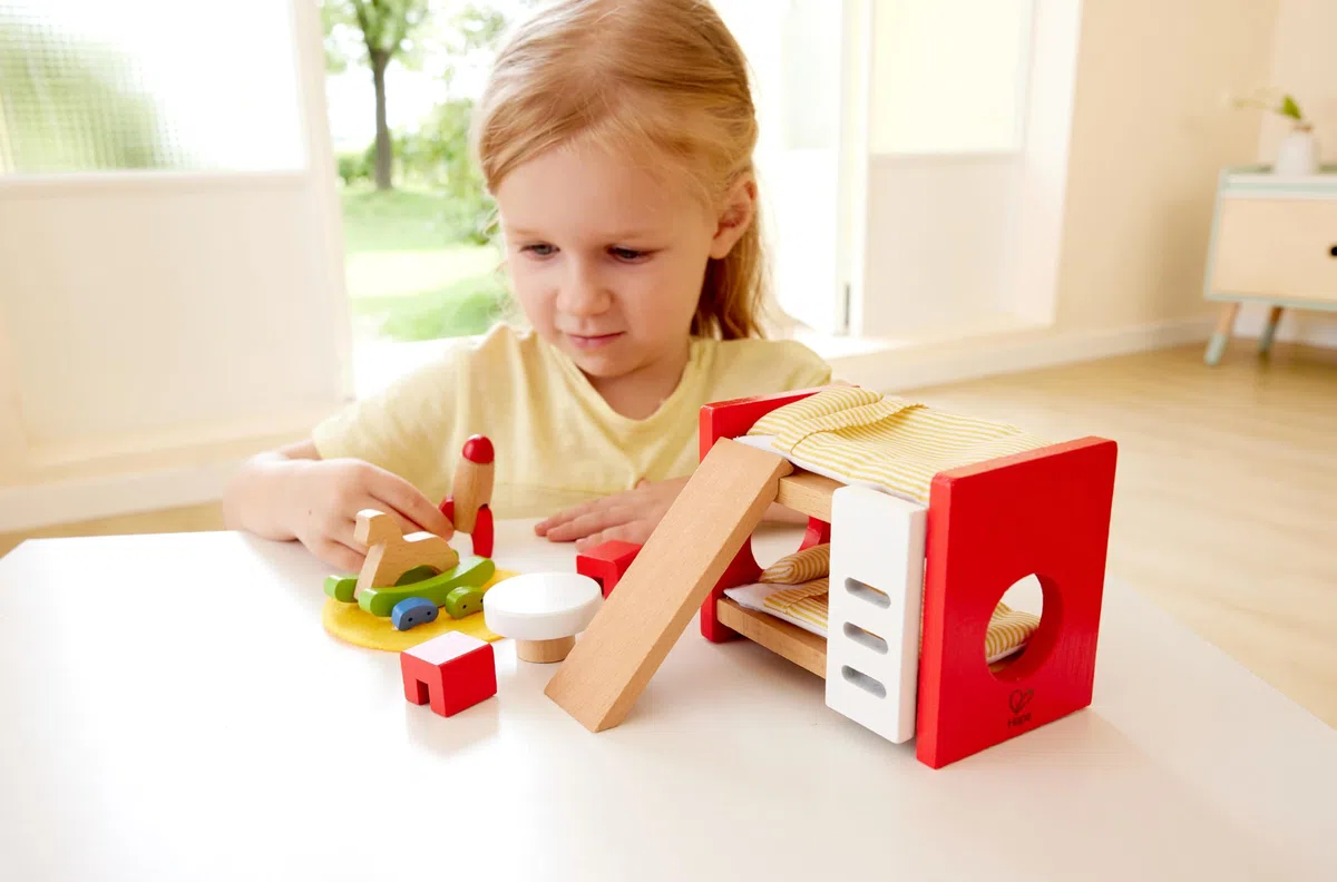 Hape Cameretta dei bambini per la casa delle bambole | Mobili e accessori in legno di qualità | Per gioco di ruolo dai 3 anni
