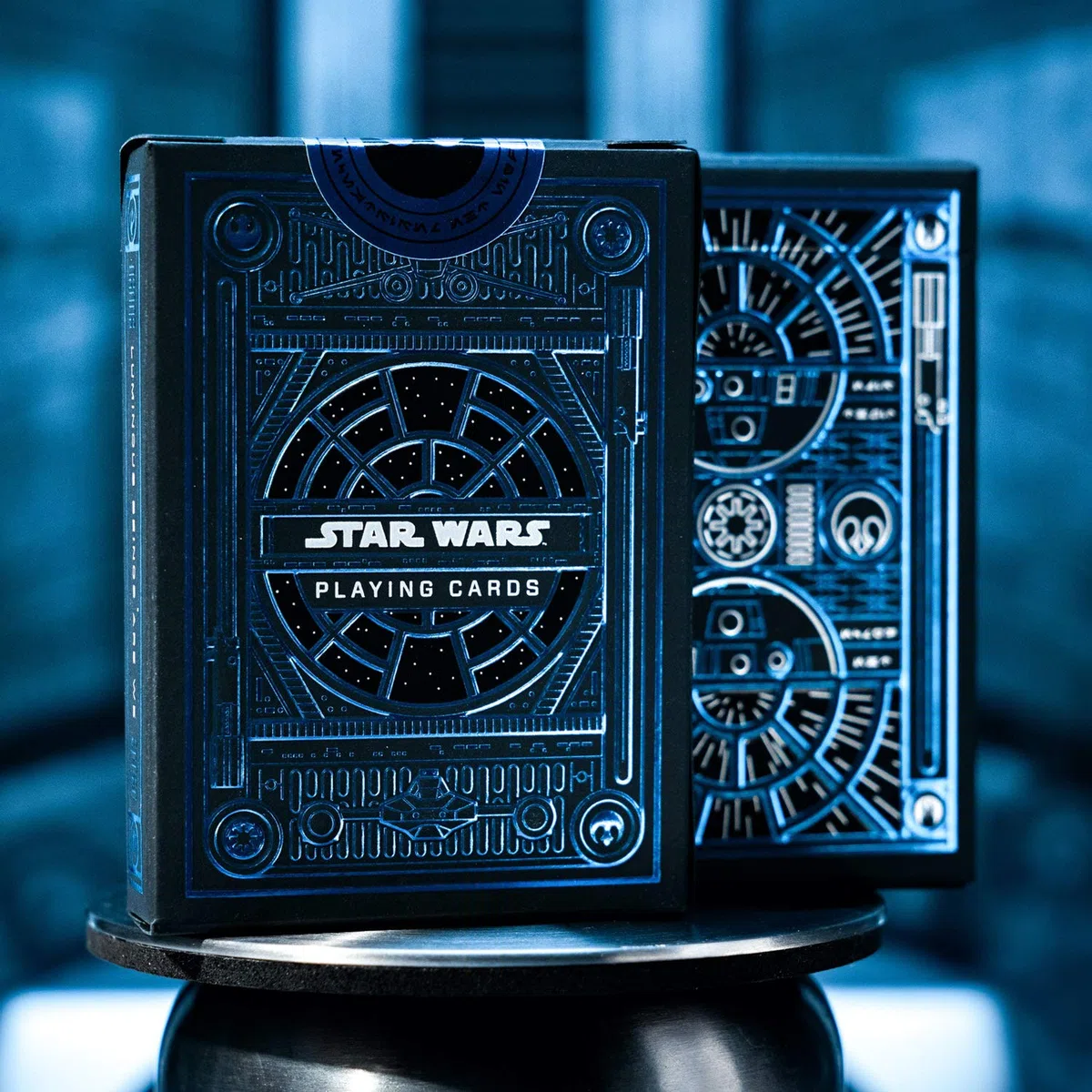 SYNCSPIKE Carte da Gioco di Star Wars e Carte protettive Trasparenti, Mazzo di Carte da Gioco Premium – goffrate e Stampate in Alluminio