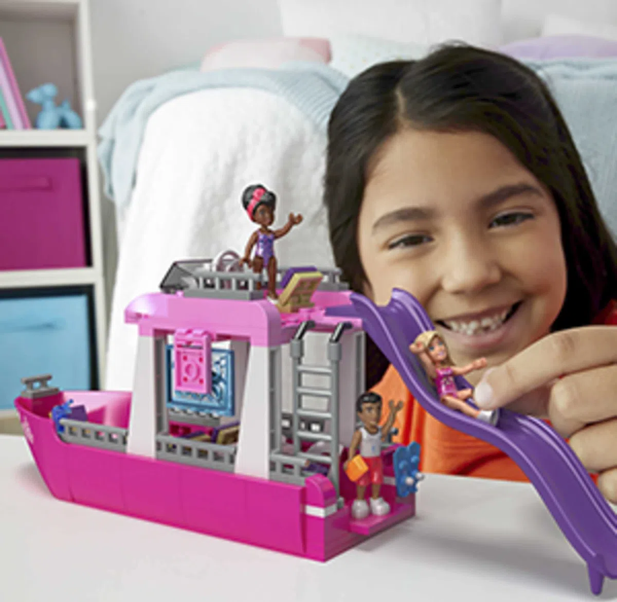 MEGA Barbie - Barca dei Sogni di Malibu, playset da costruire da 317 pezzi, include 3 mini bambole, 2 cuccioli e tanti accessori, giocattolo per bambini,, 6+ anni, HPN79