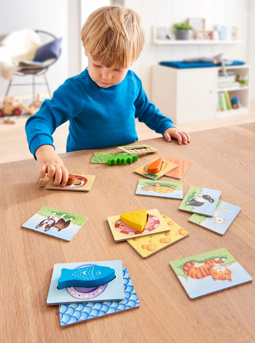 HABA 305473 – I Miei Primi Giochi – Nutri Me! Gioco di assegnazione a Partire dai 2 Anni per 1 – 5 Giocatori con 5 Figure in Legno a Tema Animali Domestici, Tempo di Gioco 5 min, trasmette la