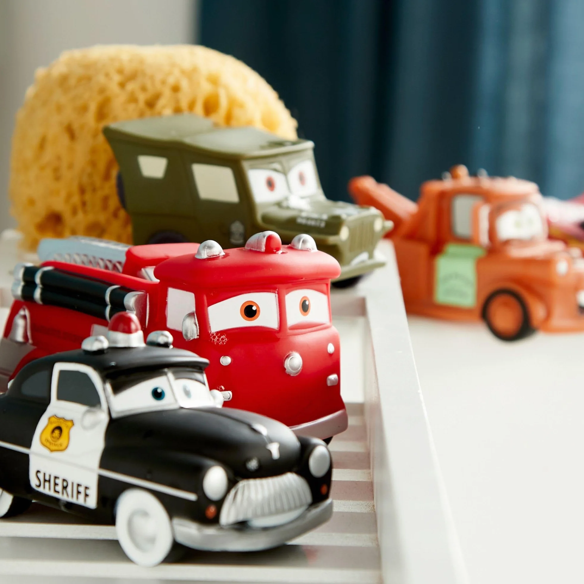 Disney Store Set di Giochi Ufficiale di Disney Pixar Cars per il Bagnetto, 5 Pezzi, con Saetta McQueen, Cricchetto, Red, Sceriffo e Sergente, Plastica, per Bimbi dai 6 Mesi in Su
