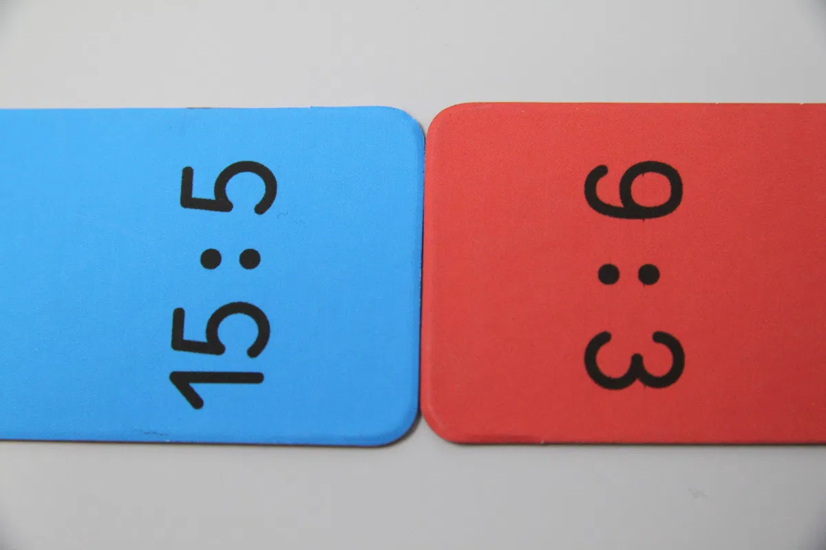 Domino Divisione nell'intervallo di 100 numeri