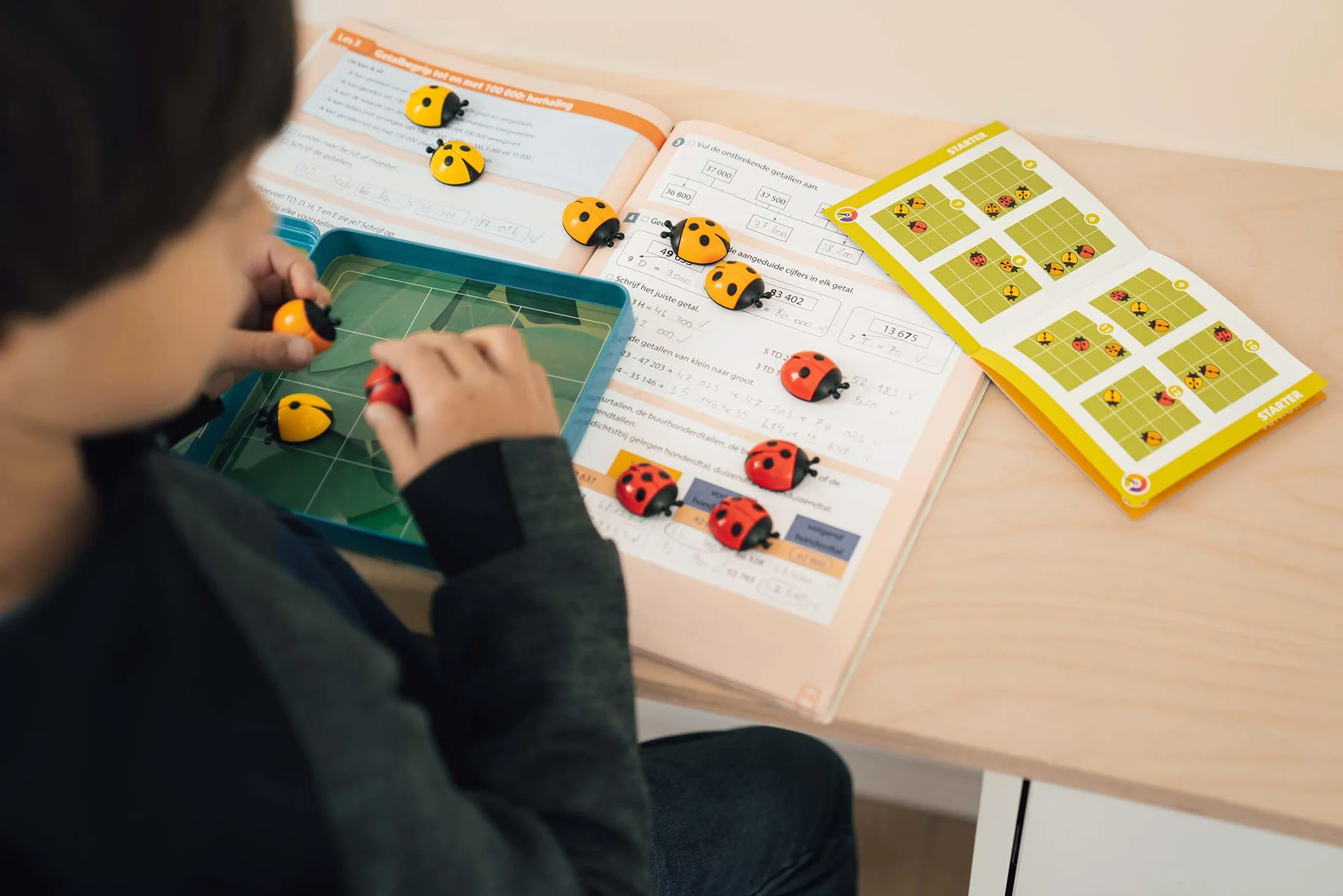 SmartGames - Logibugs, Magnetic Puzzle Game in Tin with 48 Challenges, Ages 6+