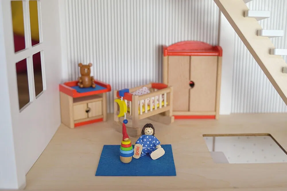 Goki 51905 - Camera dei Bambini, 12 Pezzi, mobili per la casa delle Bambole