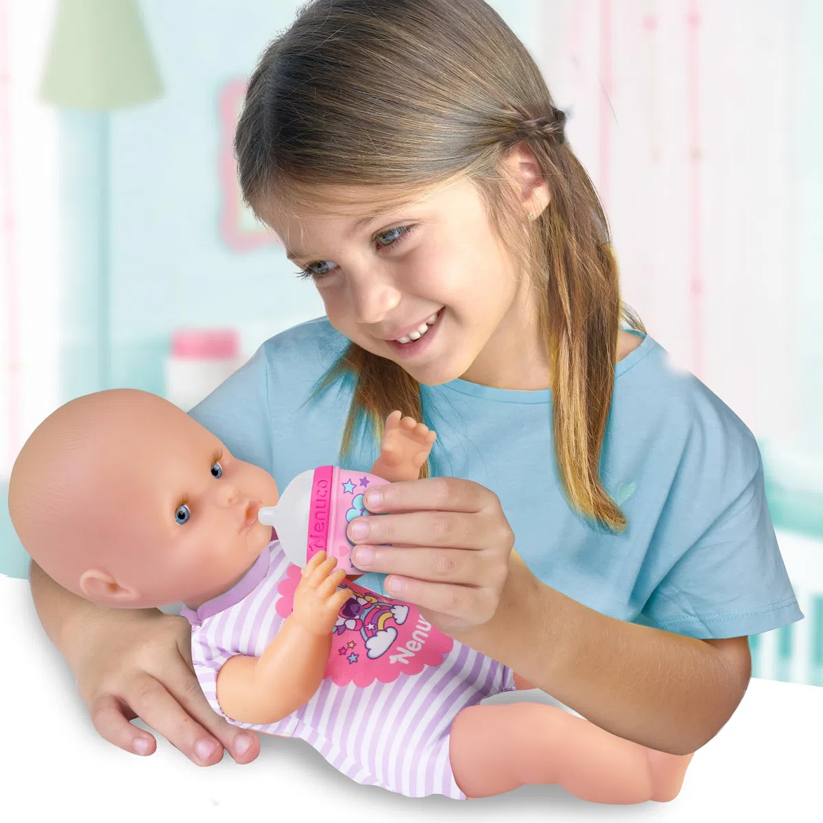 Nenuco -con biberon, bambola morbida con biberon sonaglio e con un pigiama a righe con stampa di unicorni, per bambine/I dai 12 mesi, (Famosa NFN87000)
