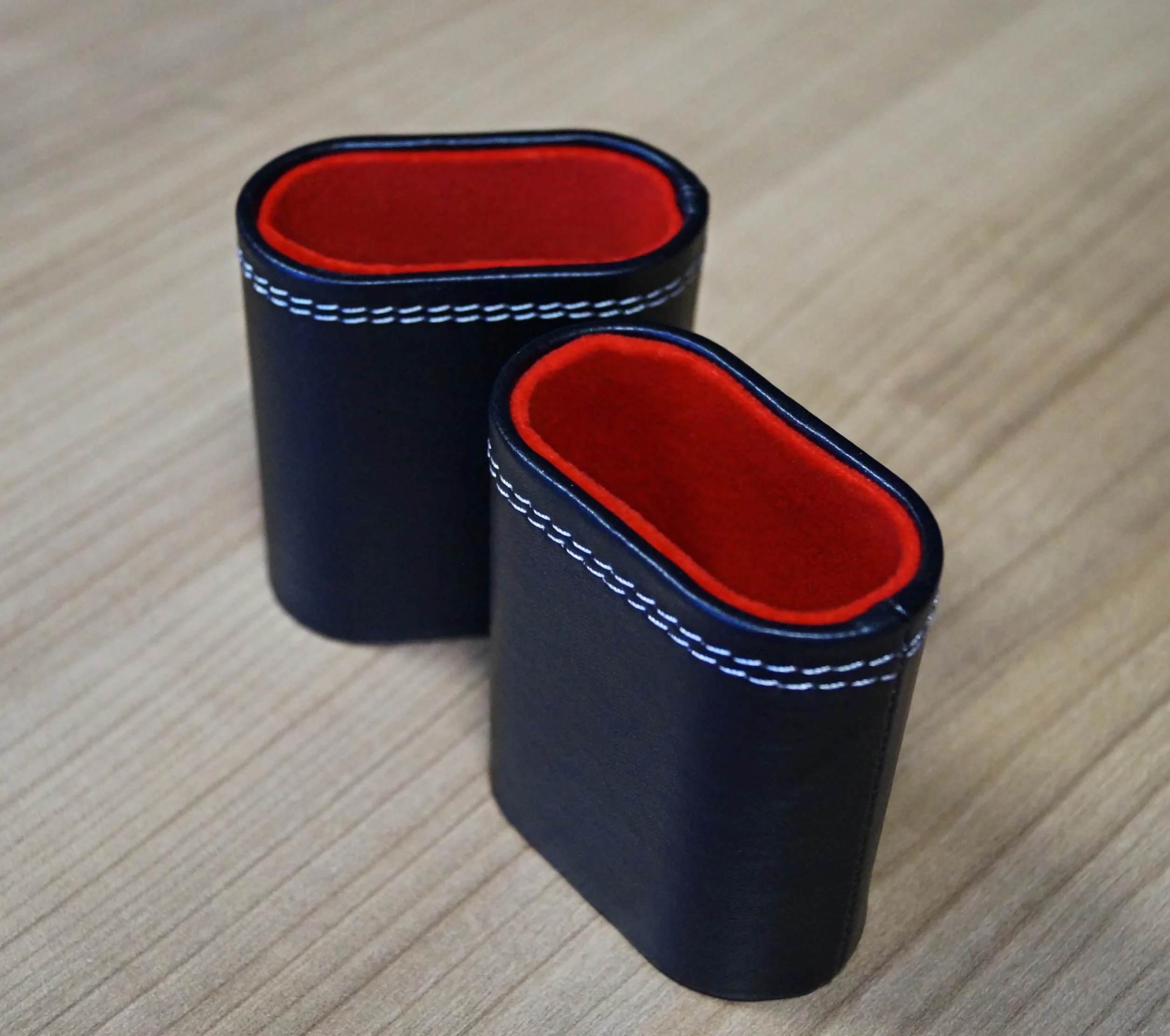 Set di 2 bicchieri cubi in ecopelle, colore nero/rosso, con rivestimento interno in feltro, per giochi a cubetti, backgammon, in feltro shaker P-16213