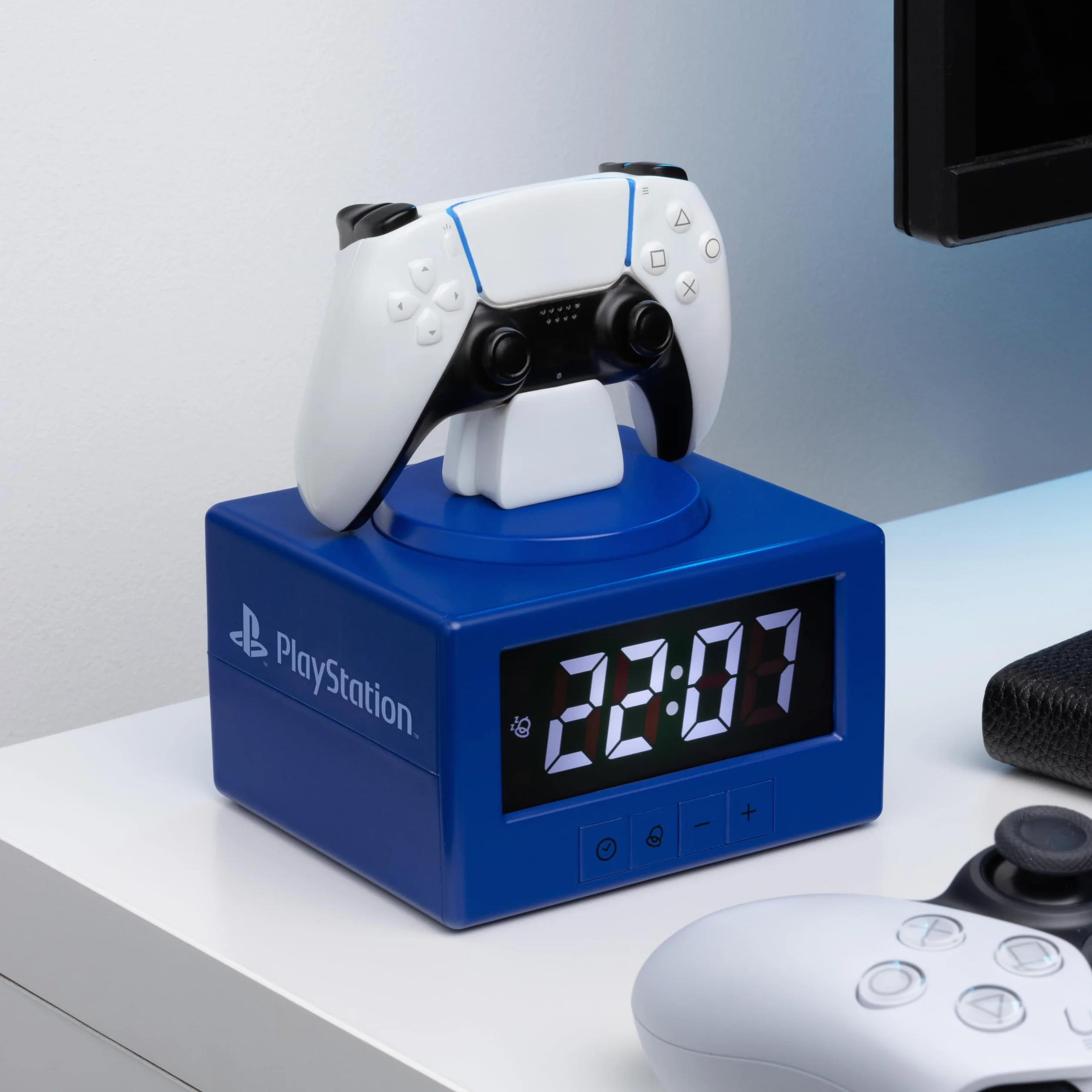 Paladone, Sveglia digitale con controller DualSense della PlayStation, con funzione luce notturna, con licenza ufficiale, decorazione da gaming e per camera da letto, per bambini e ragazzi