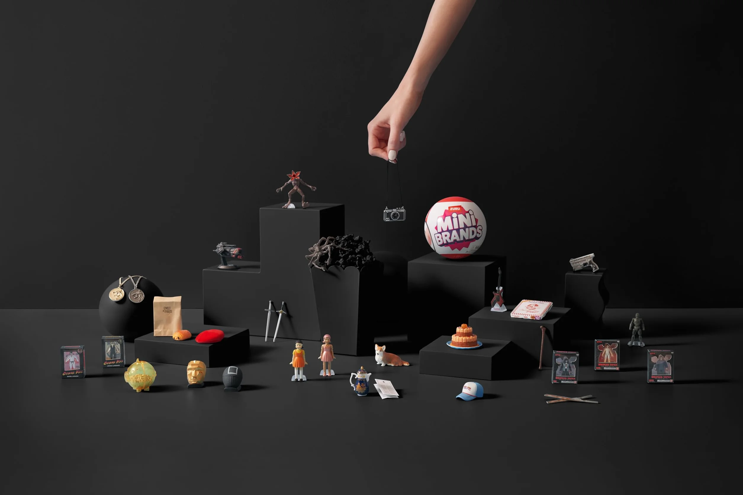 Capsula Mini Brands Netflix di ZURU, Giocattolo a sorpresa con Minis da collezione, Confezione con oggetto misterioso, Minis iconici dei programmi, (2 Capsule)