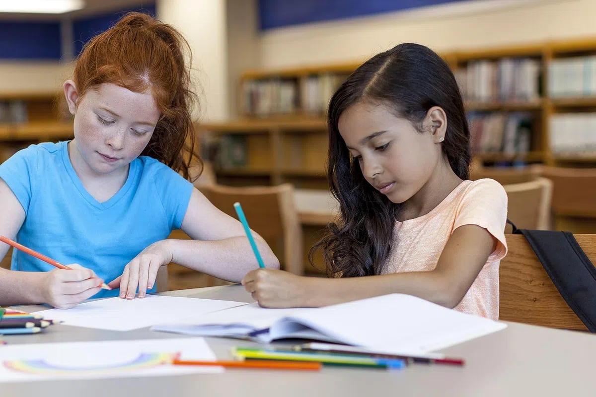 CRAYOLA Matite Colorate - Set da 100 Colori Diversi - Matite di Alta Qualità per Disegni, Lettere e Attività Creative - Ideali per Adulti e Bambini
