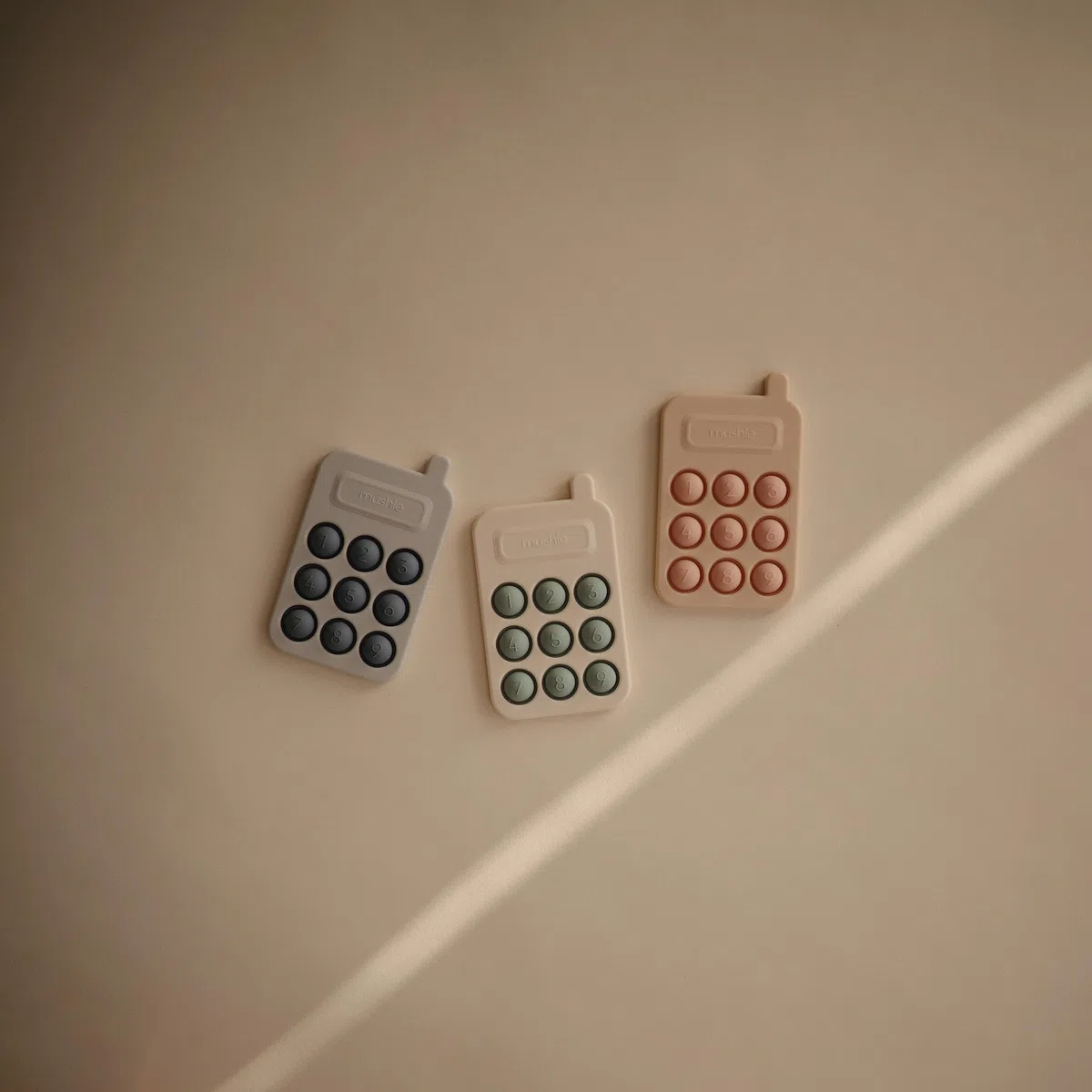 mushie Giocattolo per Bambini (10+ Mesi) | promuove Le capacità motorie e incoraggia l'esplorazione sensoriale con Bolle Che Possono Essere spinte e Spuntate | Blush Phone