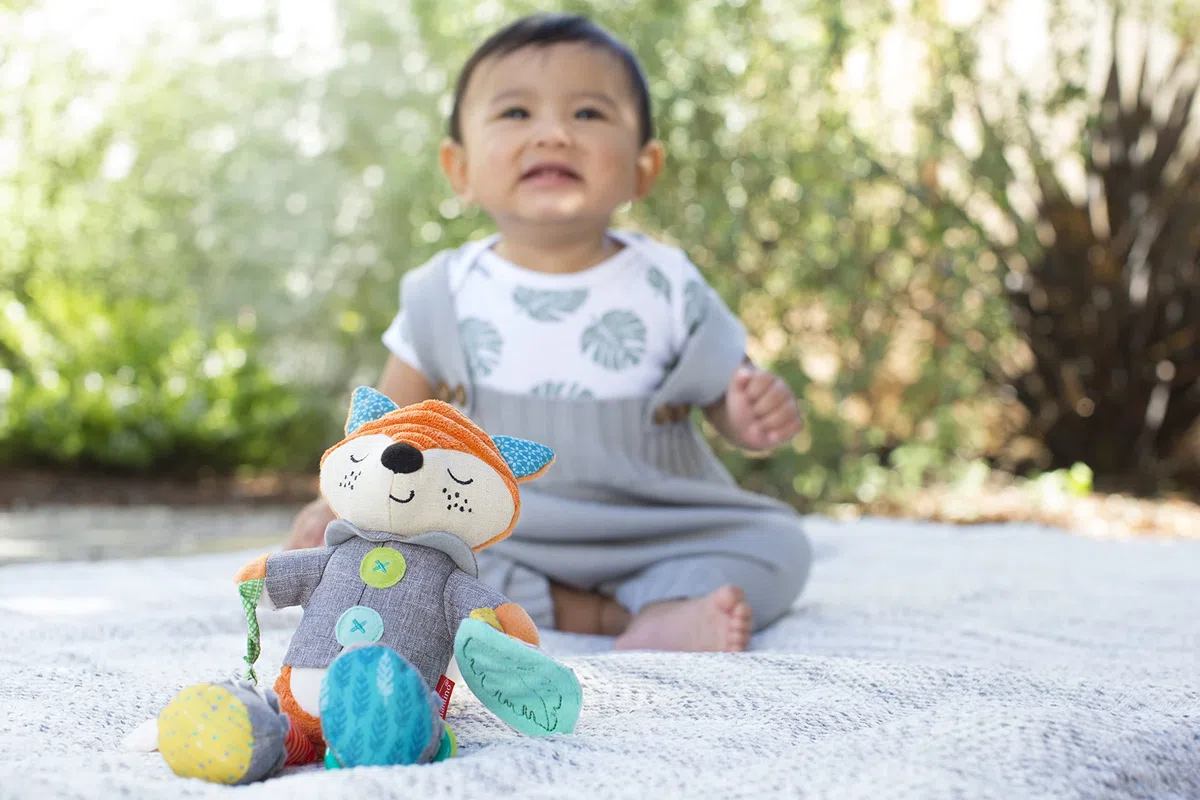 Infantino Go Gaga volpe di peluche, giocattolo sensoriale per neonati da applicare al passeggino o alla carrozzina con massaggia gengive e sonaglio