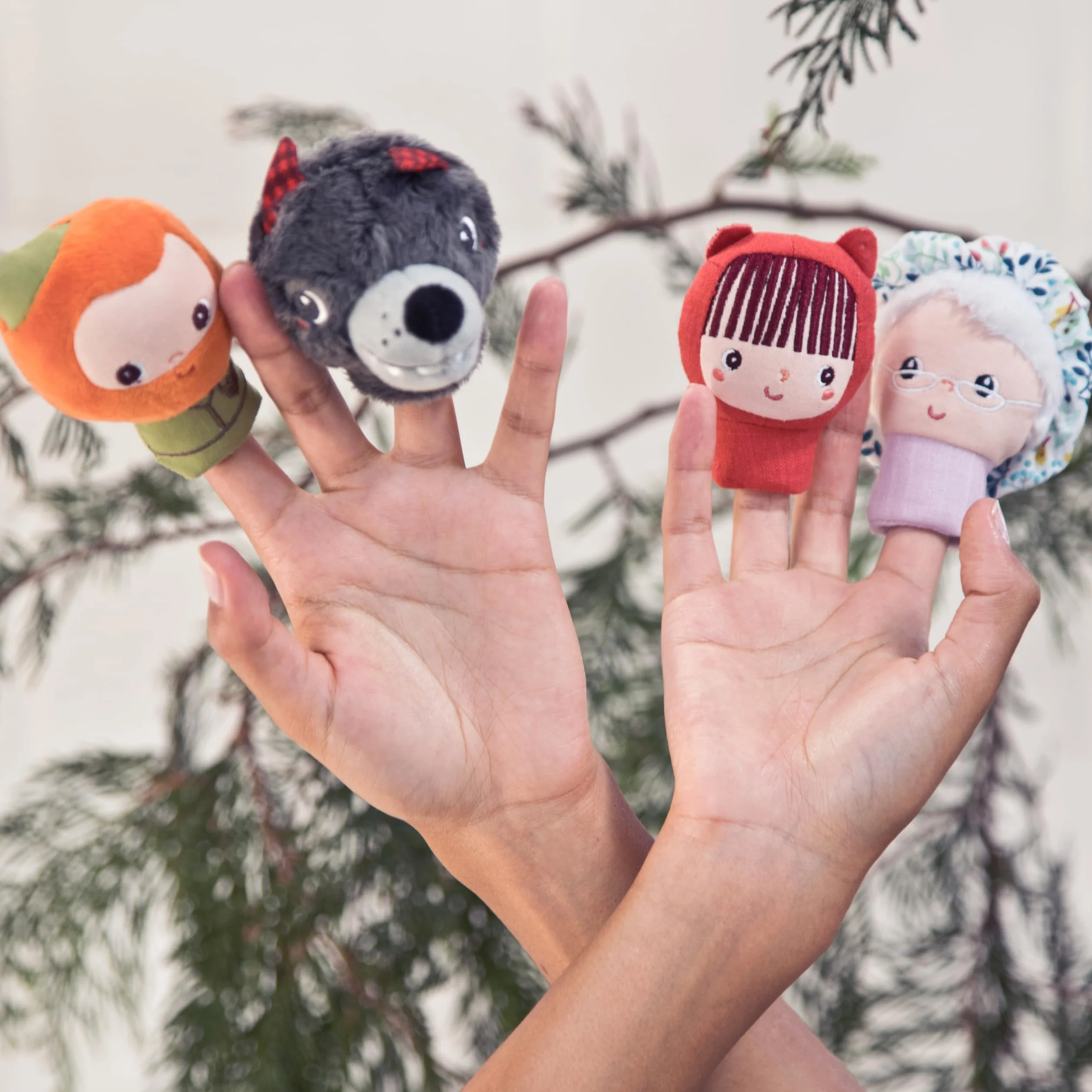 LILLIPUTIENS - Set di marionette da dito Cappuccetto Rosso - 4 personaggi adorabili per inventare storie - Giocattolo educativo - Marionette a mano per bambini - Gioco educativo - Dai 12 mesi - 83405