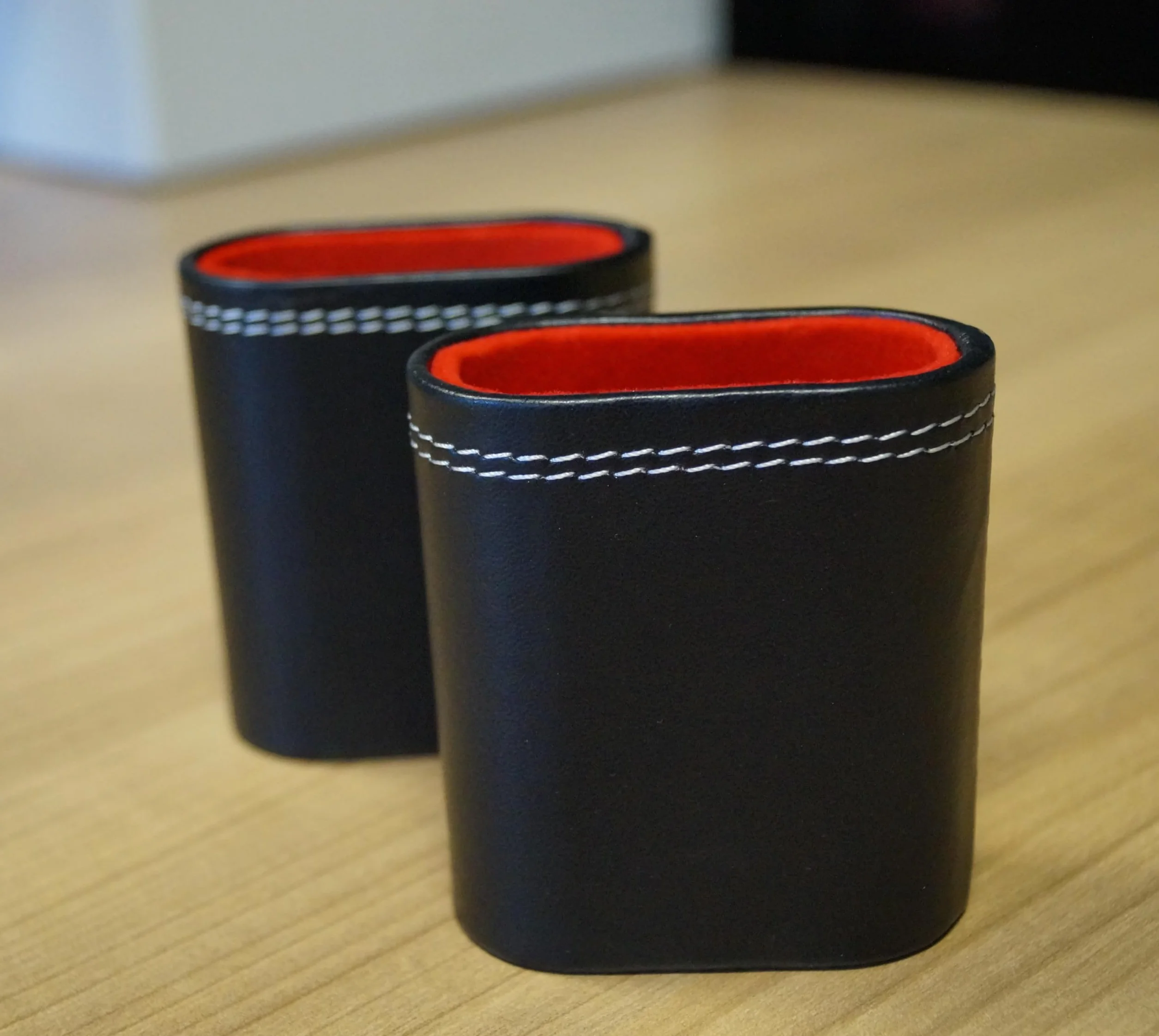Set di 2 bicchieri cubi in ecopelle, colore nero/rosso, con rivestimento interno in feltro, per giochi a cubetti, backgammon, in feltro shaker P-16213