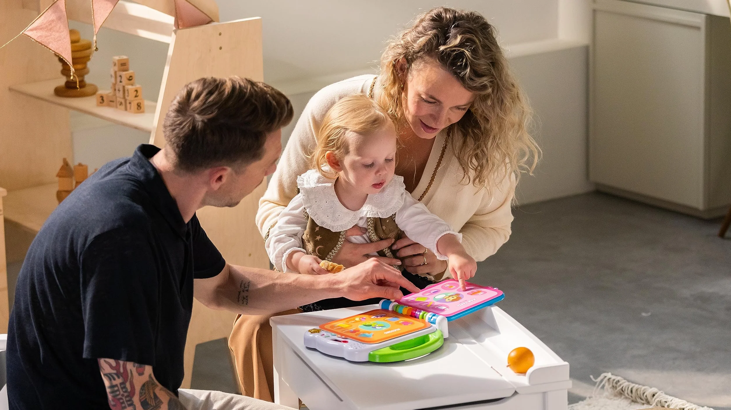 VTech Il Mio Primo Libro Illustrato - Le Mie Prime 100 Parole, Libro Bilingue Sensoriale per Bambini, Lingua Italiana e Inglese, Gioco Neonato con 3 Modalità, Batterie Incluse, 18 Mesi - 4 Anni