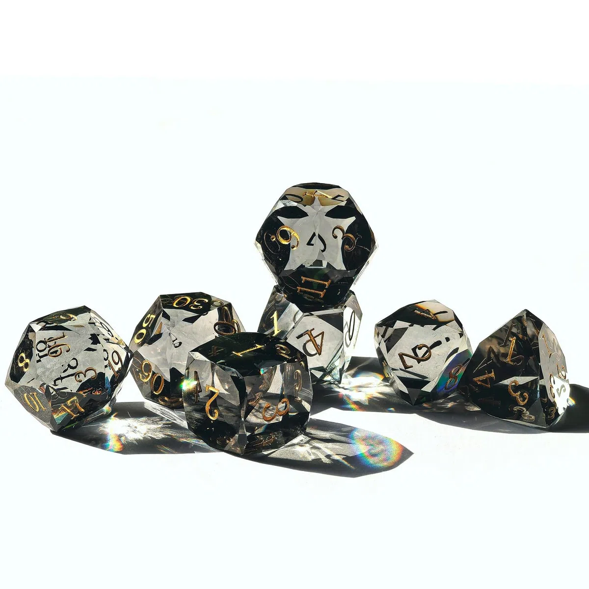 Set di 7 dadi poliedrici sfaccettati in cristallo, per DND, giochi da tavolo e collezionisti, confezione in scatola di latta, effetto pietra preziosa (fumo)