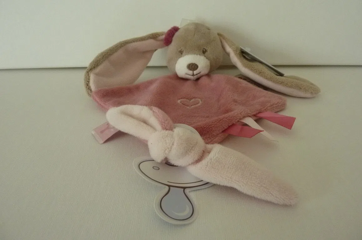 Nattou Pupazzetto Fazzoletto Mini Nina Il Coniglietto, con portaciuccio, 30 x 20 x 5 cm, Nina, Jade e Lili, Beige/Rosa, 987141