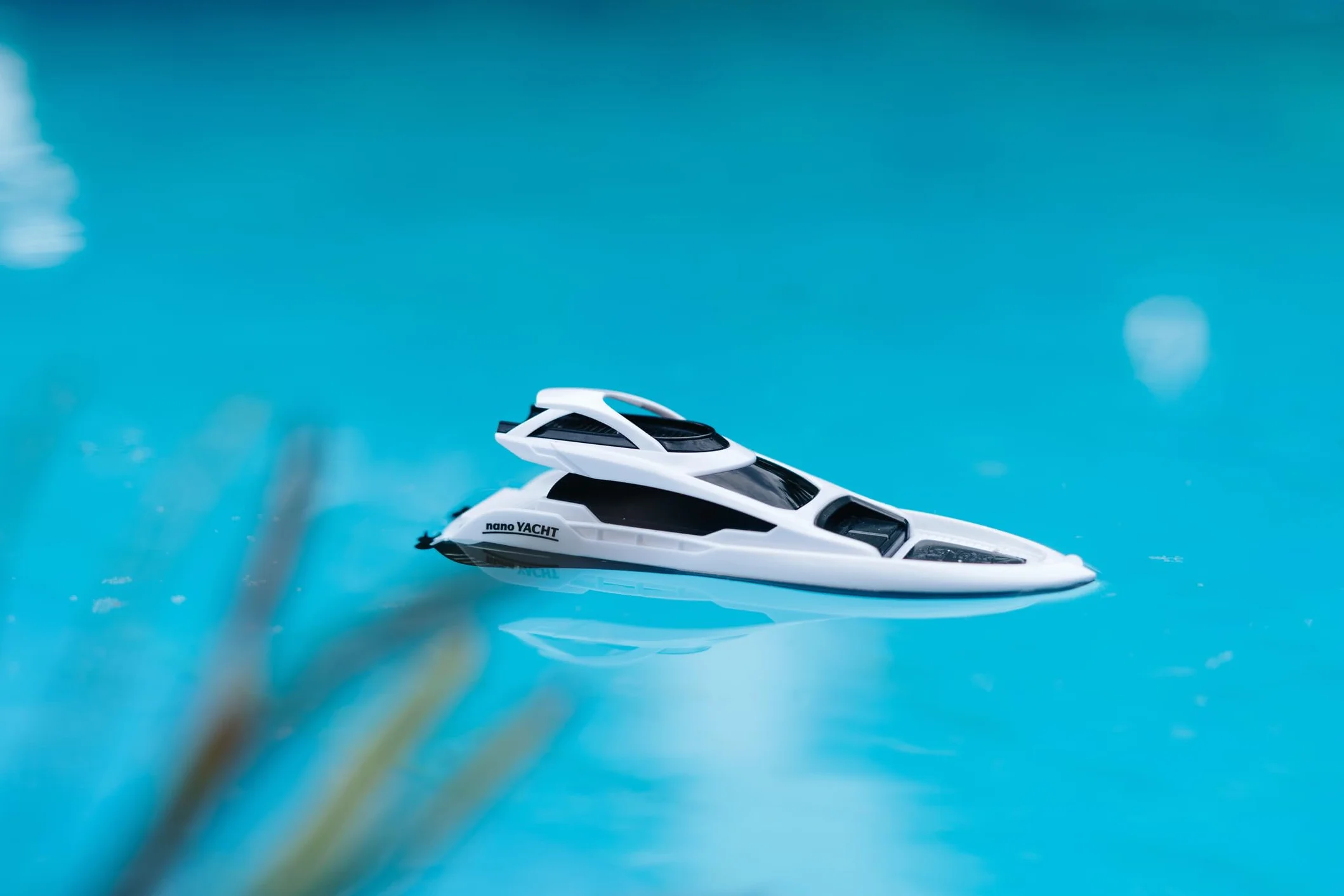 Carson 500108057 Nano Racer Yacht 2.4 GHz - Barca telecomandata, barca RC, barca telecomandata per bambini e adulti, telecomando incluso