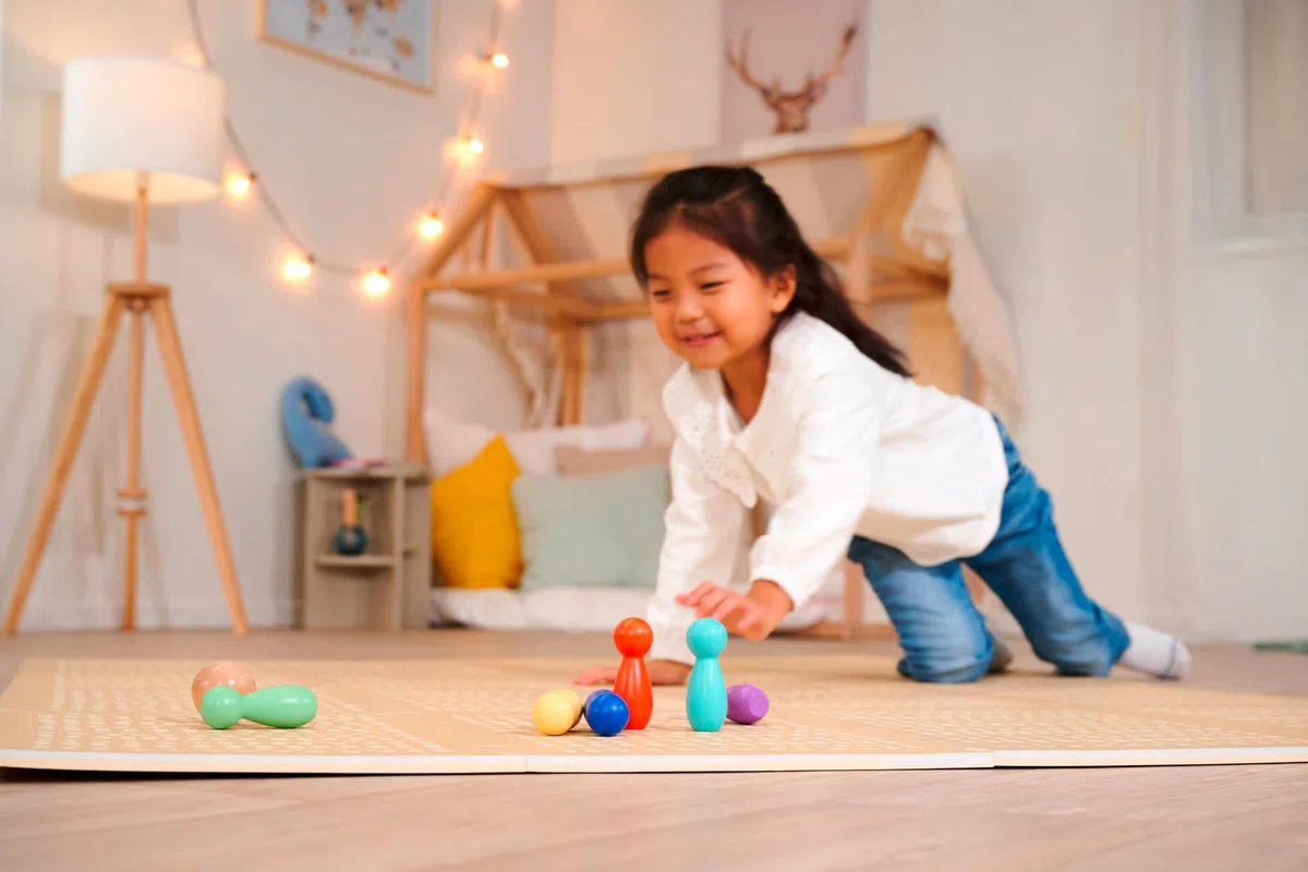 Eichhorn – Games – Gioco di Bowling con 6 Pin e Una Sfera di Legno, Tavolo colorato Bowling, 7 Pezzi, in Legno di Betulla, dai 3 Anni in su