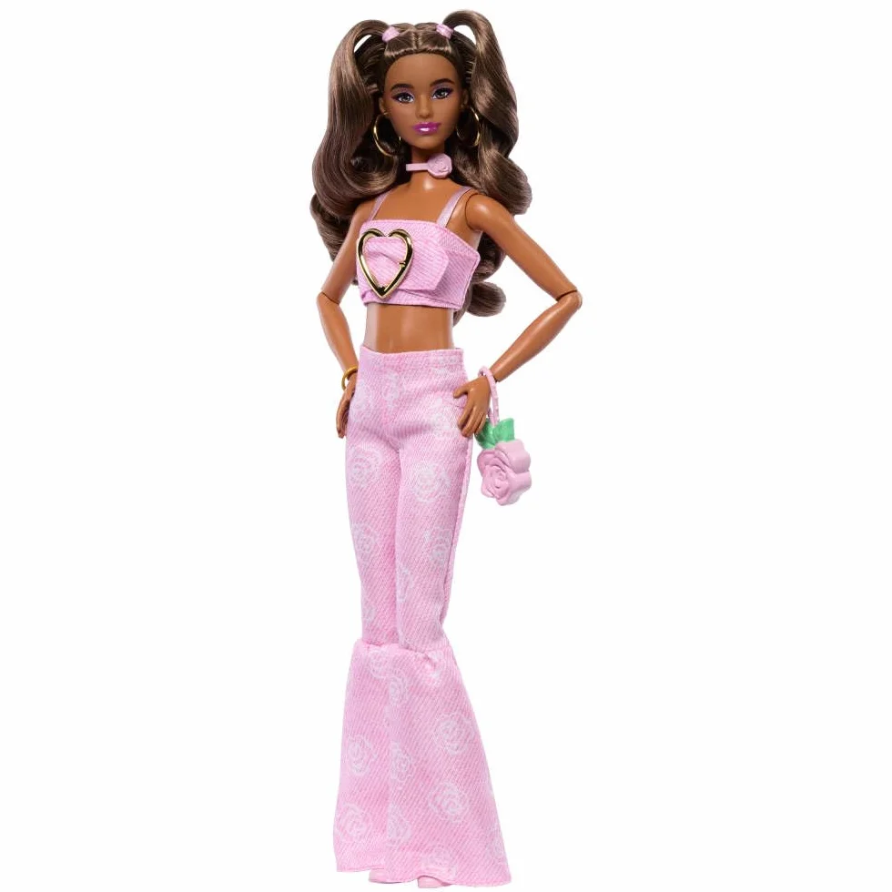 Barbie - Deluxe Style n. 12, bambola dai capelli castani mossi e top in denim rosa, jeans svasati con stampa rosa e accessori come borsa con rose e gioielli, 4+ anni, JJN72
