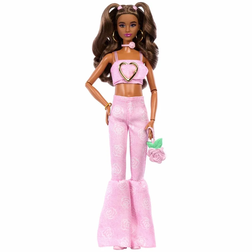Barbie - Deluxe Style n. 12, bambola dai capelli castani mossi e top in denim rosa, jeans svasati con stampa rosa e accessori come borsa con rose e gioielli, 4+ anni, JJN72