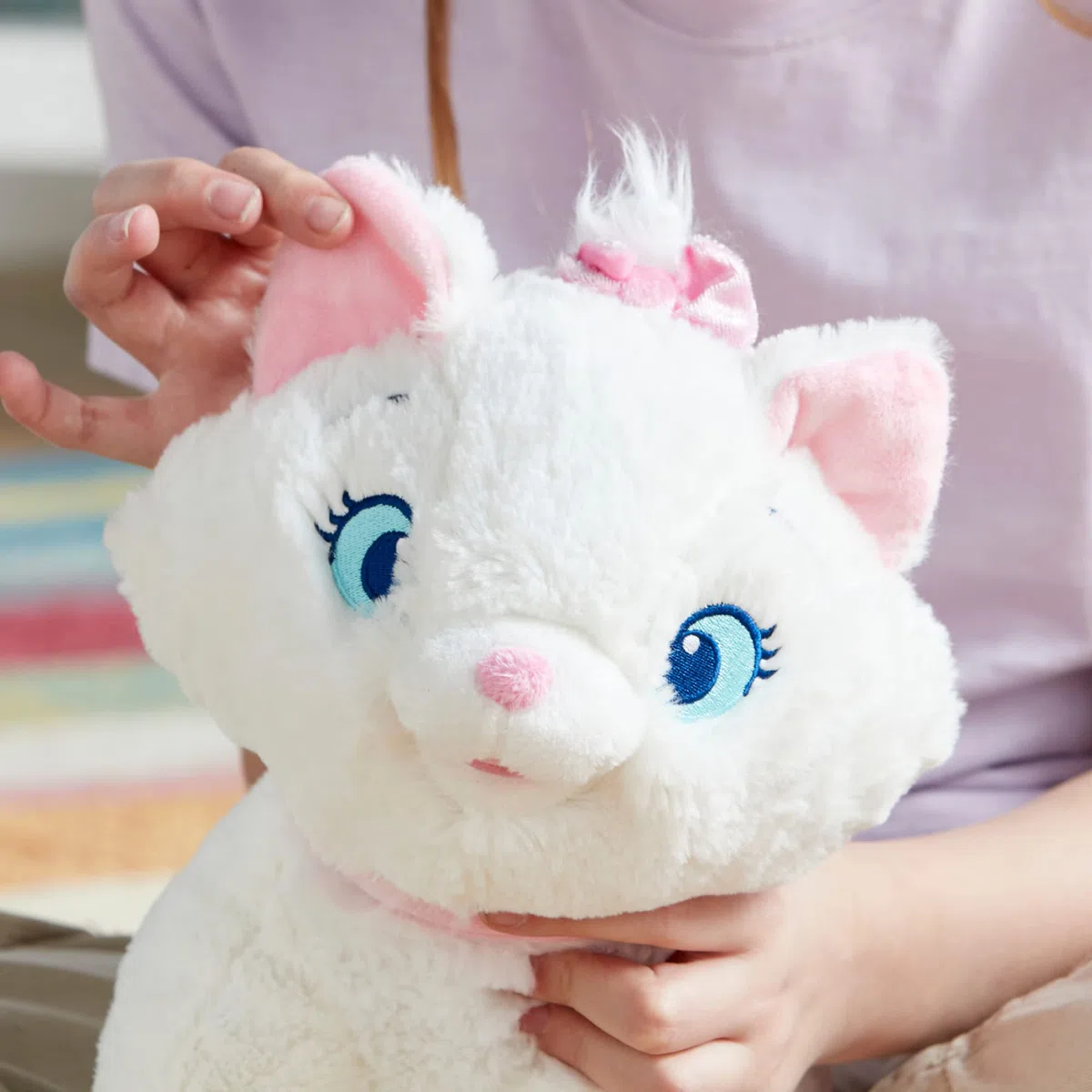 Disney Store bambola ufficiale di peluche media Minou, Gli Aristogatti 32 cm, personaggio classico micio coccoloso in posizione eretta, con dettagli ricamati e finitura morbida al tatto