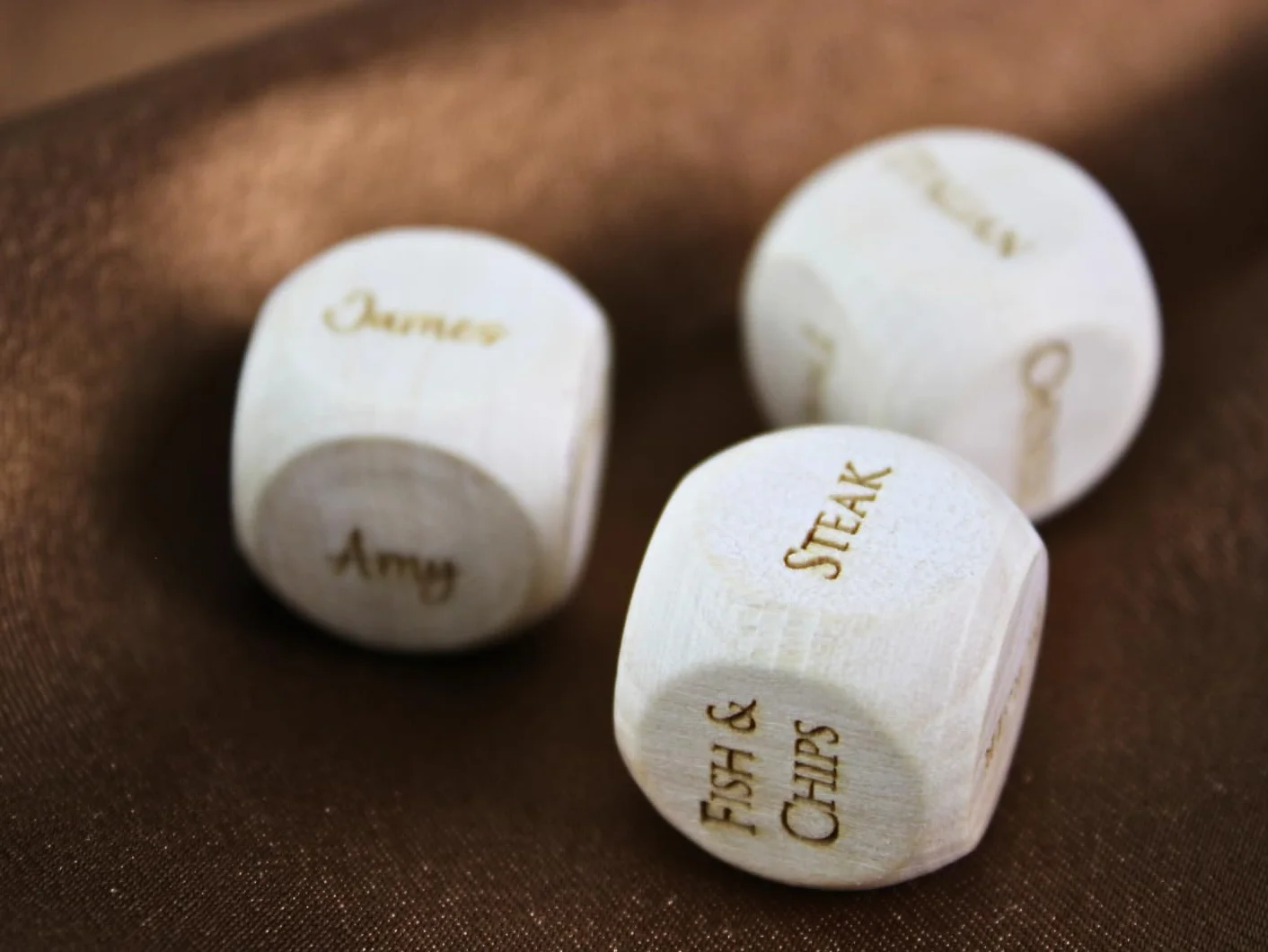 Set di 3 dadi personalizzati in legno fatti a mano, incisi, 20 mm