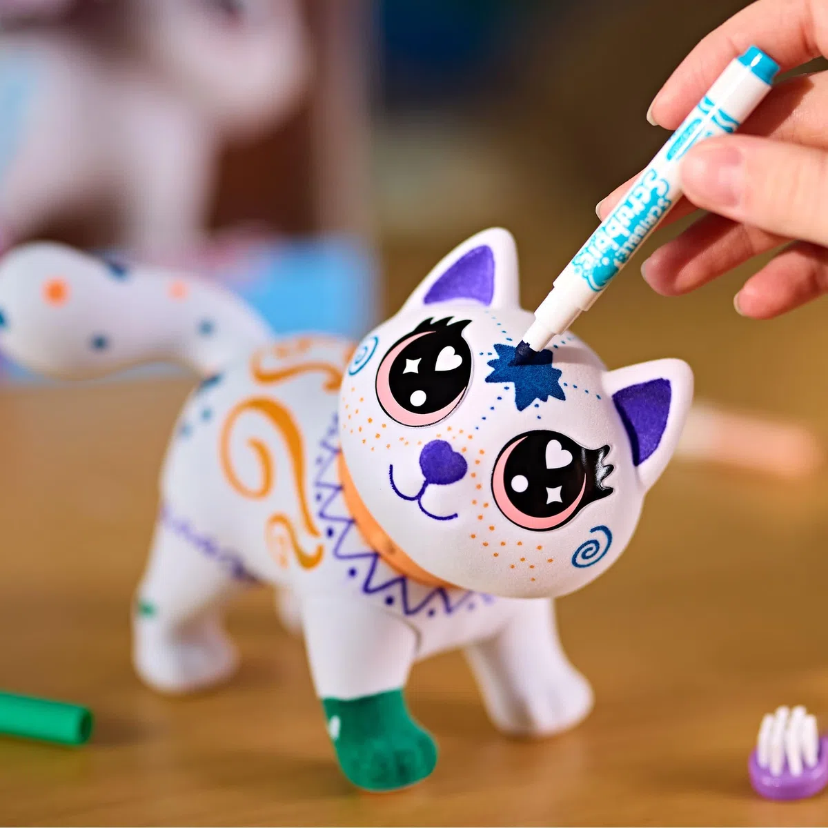 CRAYOLA Washimals Jumbo Pets - Big Jenny, la Grande gattina da Colorare Lavare e Ricolorare, 15 cm, Set con 5 Pennarelli Lavabili e Spazzolina, Gioco e Regalo per Bambini da 3 Anni, 74-7518