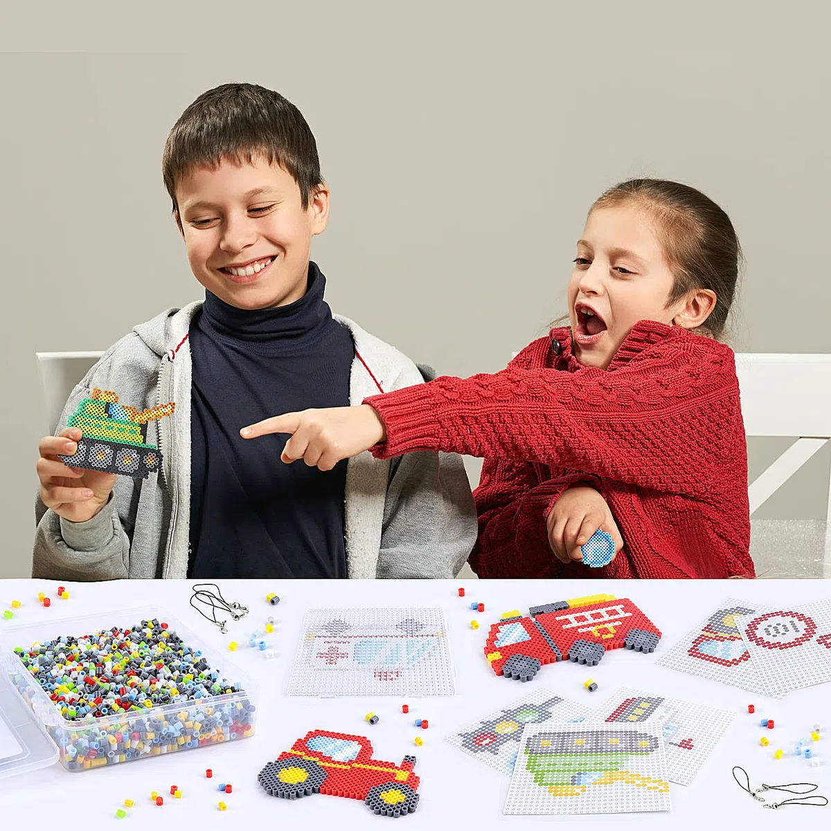 Homgaty 5000PZ Perline da Stirare 5 mm, Set Completo con Accessori, Kit Creativo Fai da Te con Tanti Modelli, Idea Regalo per Bambini e Adulti (Trasporto meccanico)
