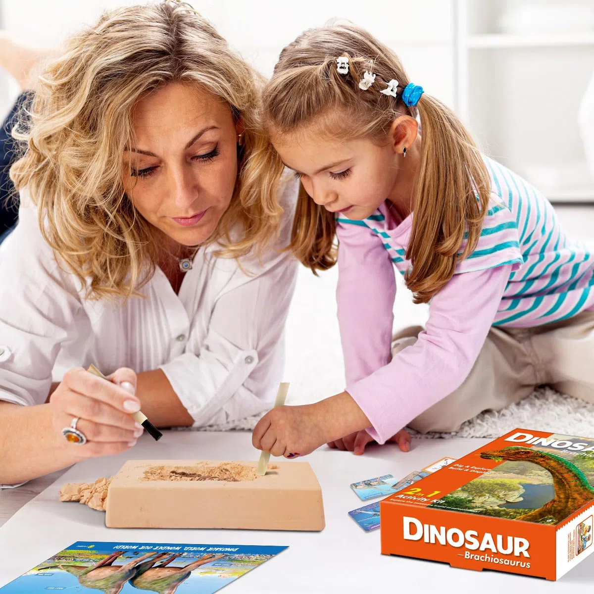 EGGBOX Kit di scavo di scheletro di dinosauro per bambini, set 2 in 1 di scavo e pittura di Brachiosaurus, giocattolo di dinosauro per bambini, esperimenti di paleontologia e fossili