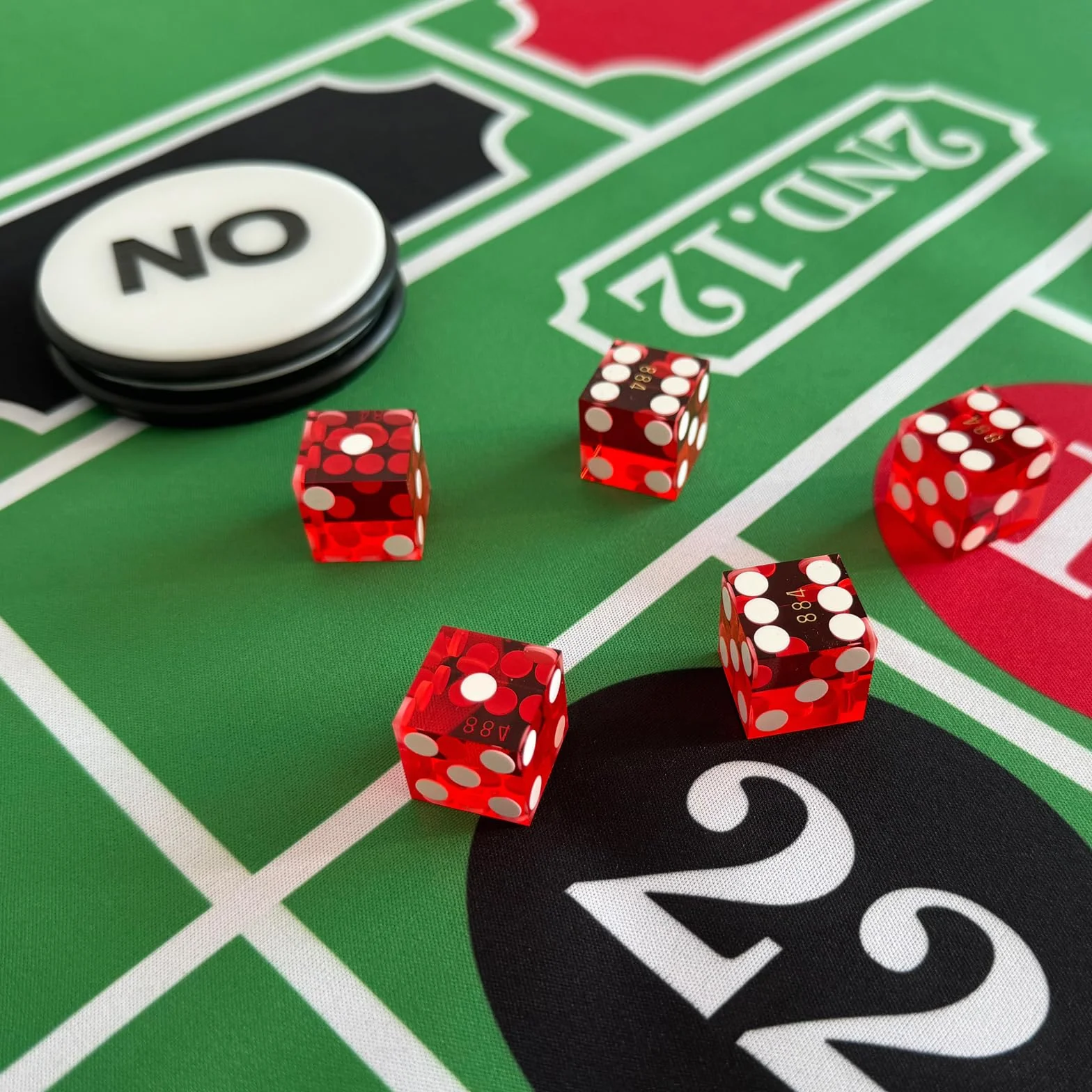 Set di dadi da casinò da 19 mm rossi con pulsante on/off 7,6 cm