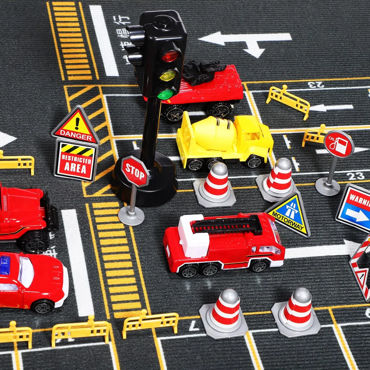 Set di Segnali Stradali Mini per Bambini Include 6 Mini Coni Stradali 12 Segnali Adesivi E 1 Semaforo Giocattoli Educativi per Insegnare Le Regole del Traffico