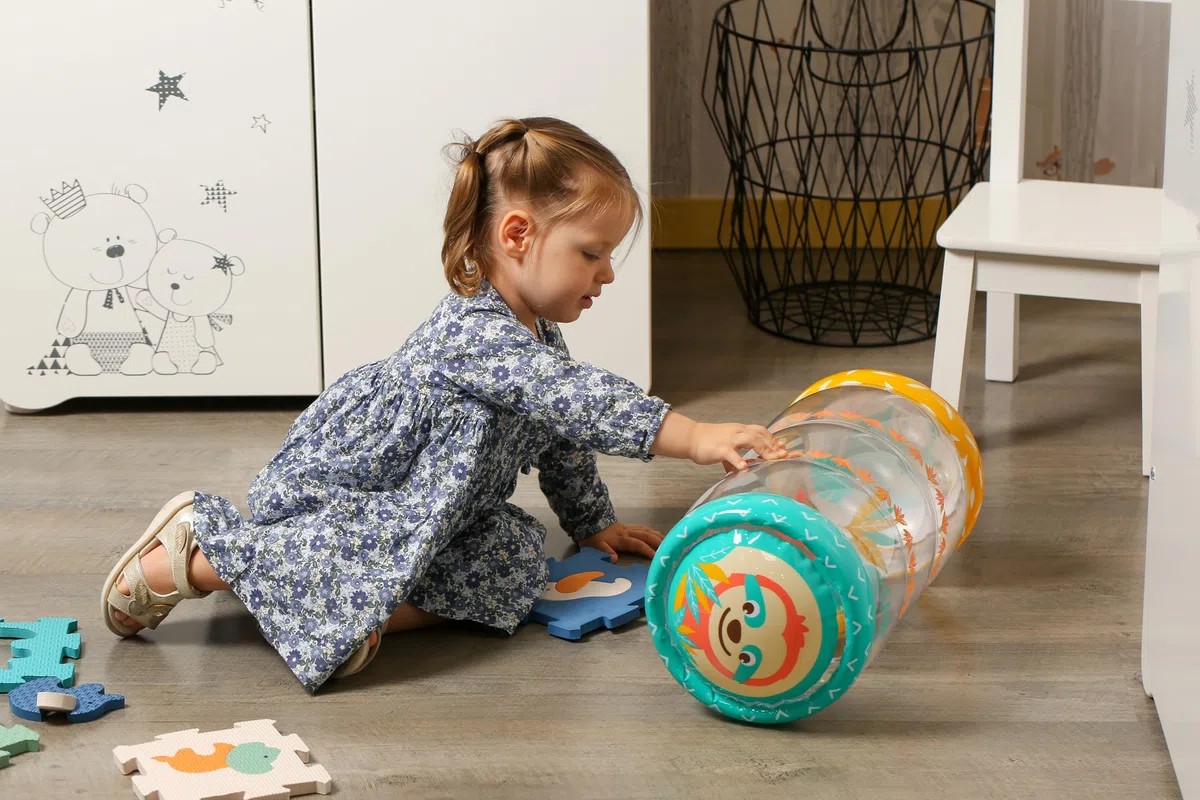 Ludi - Baby Roller Pigro - Grande cilindro gonfiabile con piccole palle sonore - Sviluppa le capacità motorie - Da 6 mesi