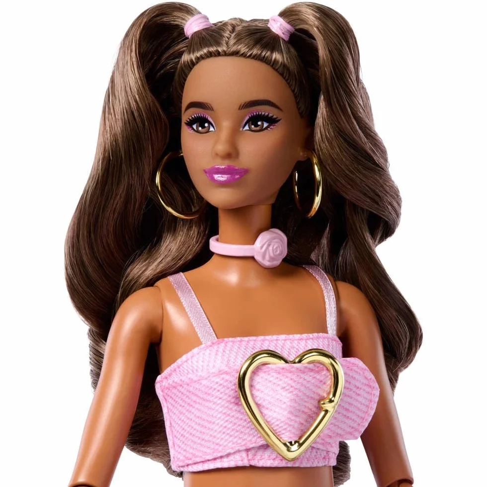 Barbie - Deluxe Style n. 12, bambola dai capelli castani mossi e top in denim rosa, jeans svasati con stampa rosa e accessori come borsa con rose e gioielli, 4+ anni, JJN72
