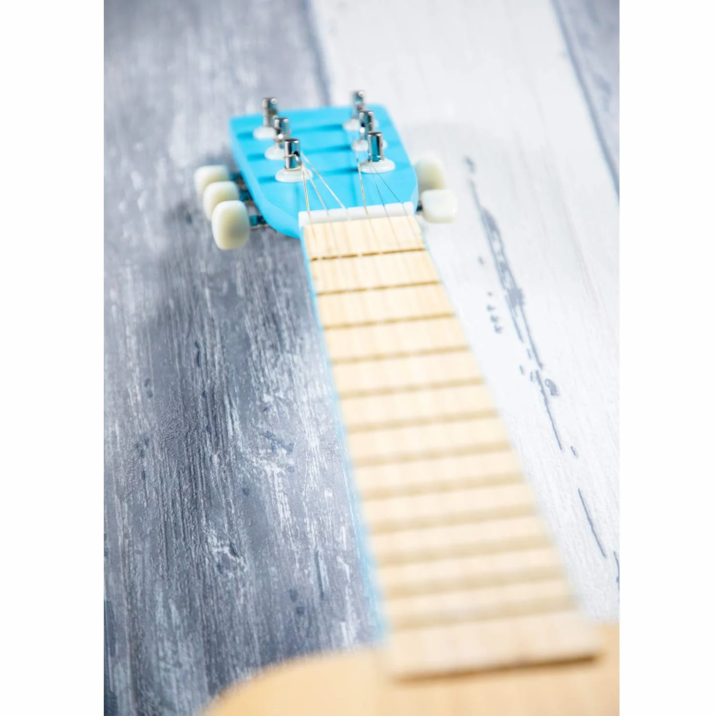 Woet® Chitarra Giocattolo Rosso in Legno per Bambini - 6 Corde in Nylon con Tracolla e Corda di Ricambio - con Libretto delle Canzoni - Gioco Musicale Educativo - A Partire da 3 Anni