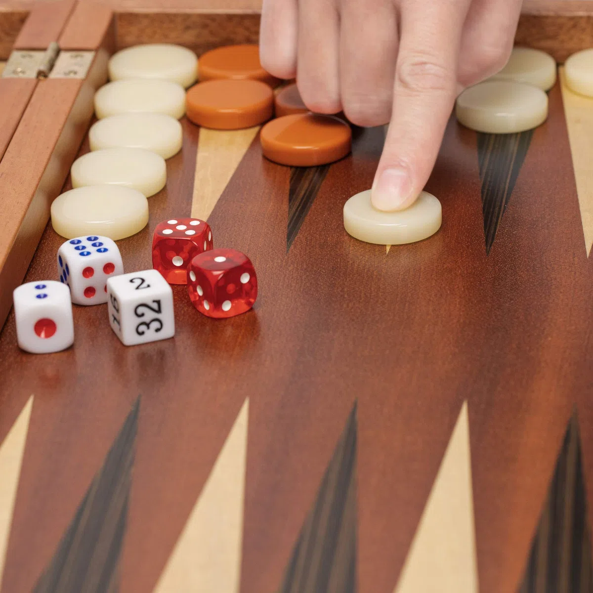 Yellow Mountain Imports, Set Backgammon Intarsiato in Legno, Cascadia con Pedine in Acrilico e Tazze Dadi in Legno, Tabellone 43 cm