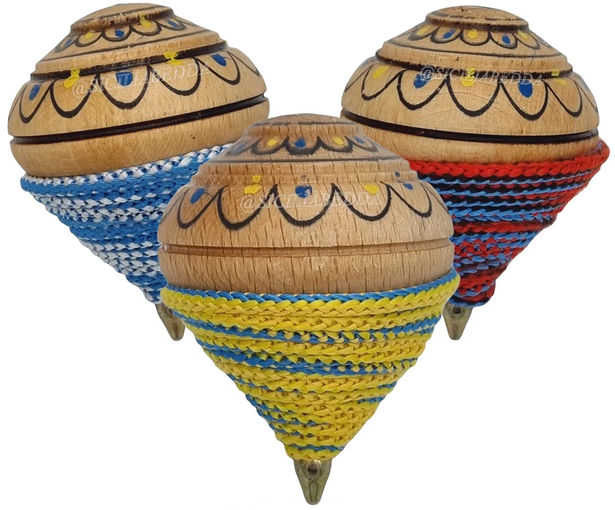 sicilia bedda - Trottola Siciliana Colori Assortiti in Legno - Fantastico Gioco per i Piccoli e per i Grandi - Cm 8 - Prodotto 100% Siciliano (Decorata)