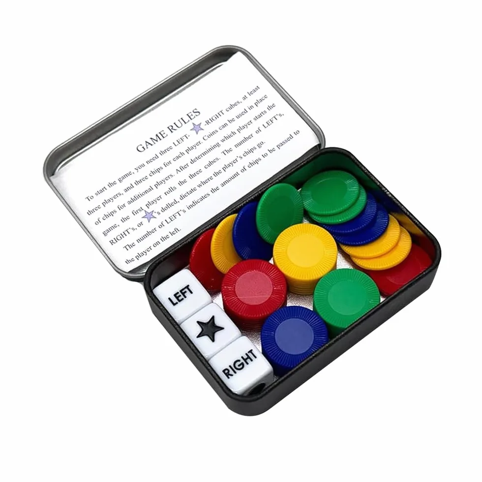 Sarini Gioco di dadi sinistra centro destra con 4 gettoni colorati, dadi a 3 stelle e istruzioni - Scatola di latta da 65 g, perfetta per feste, riunioni di famiglia e riunioni con gli amici