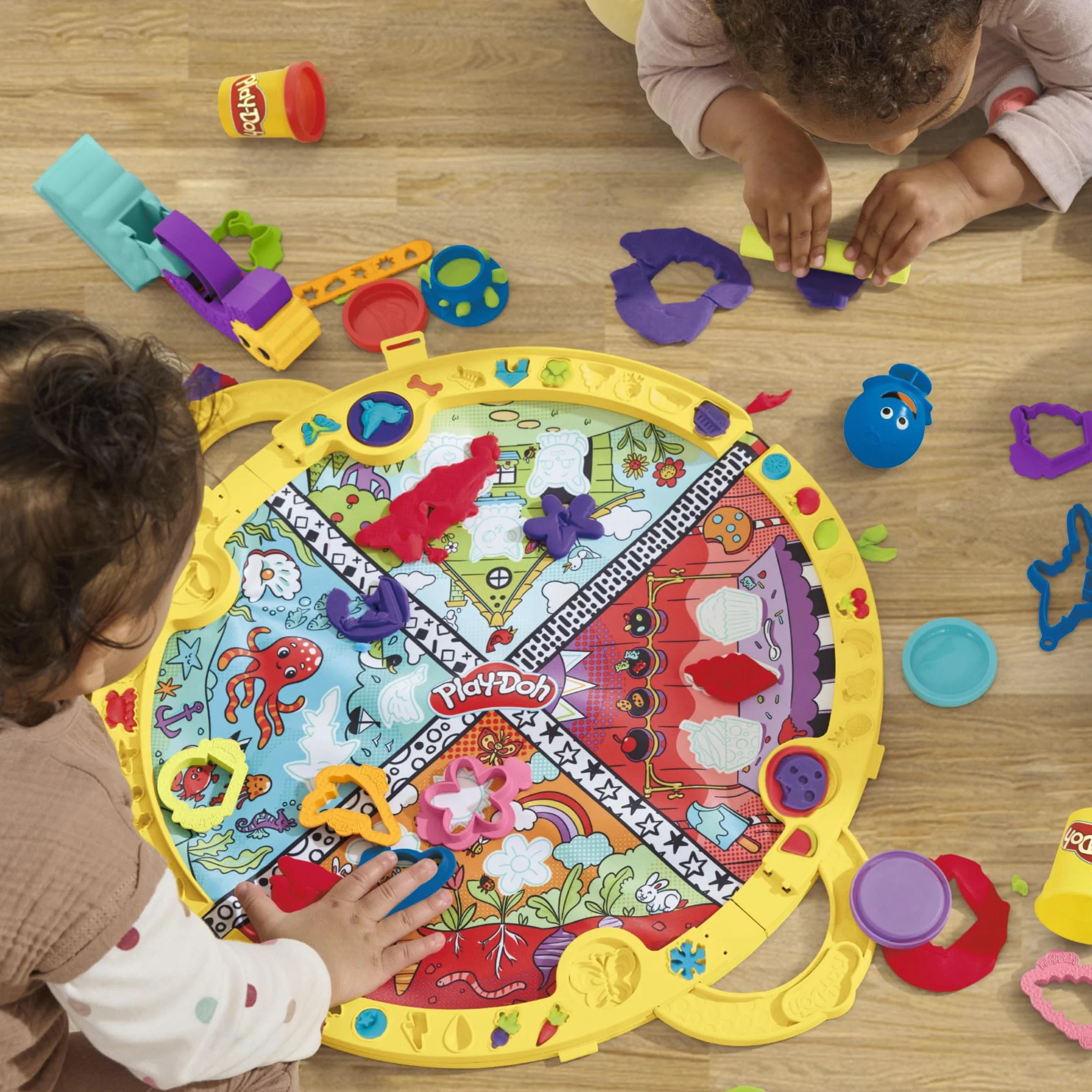 Play-Doh Hasbro Tappetino da Gioco Piega e Vai, Set di Plastilina Creativa con 4 Vasetti di Pasta Modellabile e 19 Strumenti, Giocattolo per Bambini e Bambine da 3 Anni in su