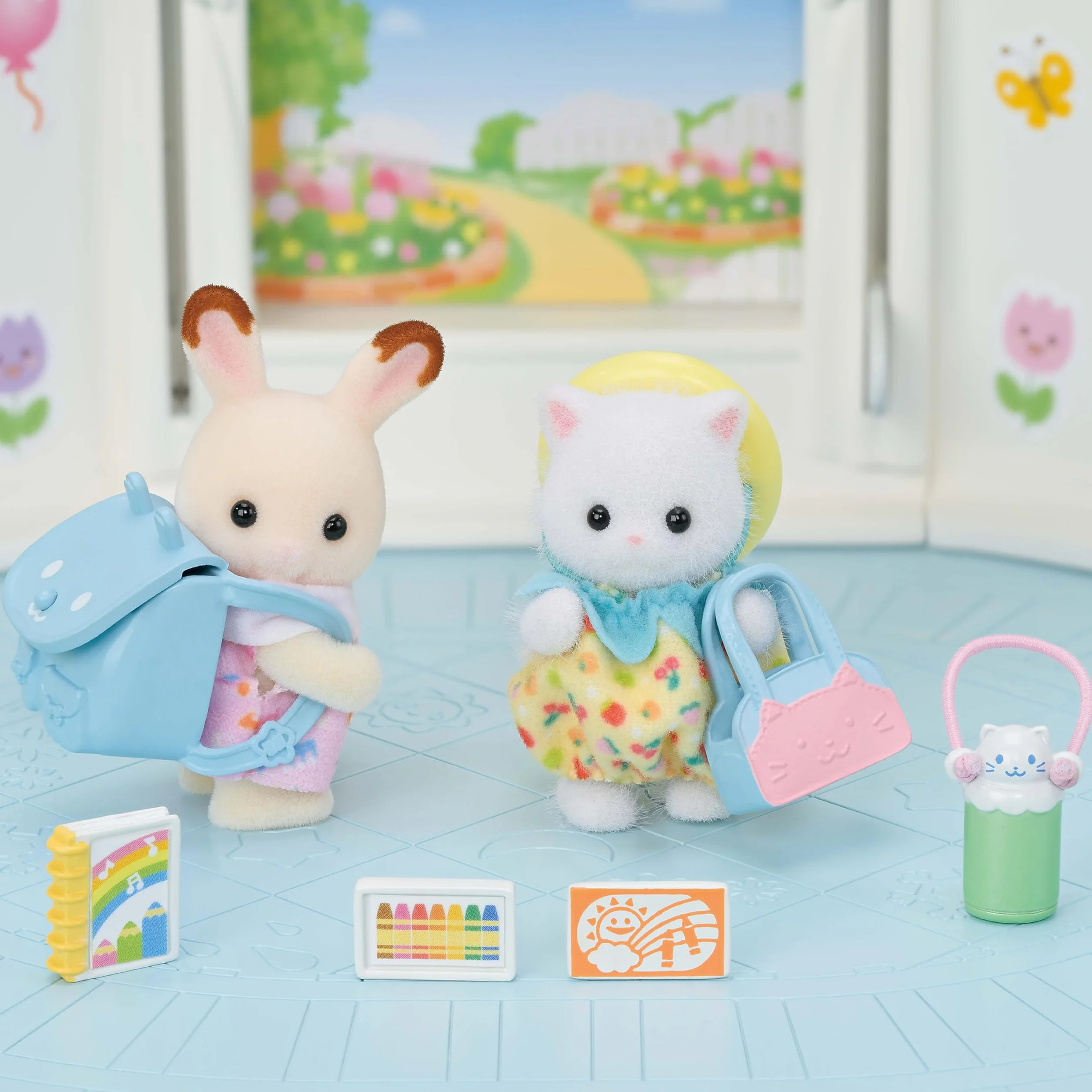 Sylvanian Families - Amici dell'Asilo - A Passeggio – Set di 2 Bebè con Zaino, Cappello e Accessori – Modello 5747