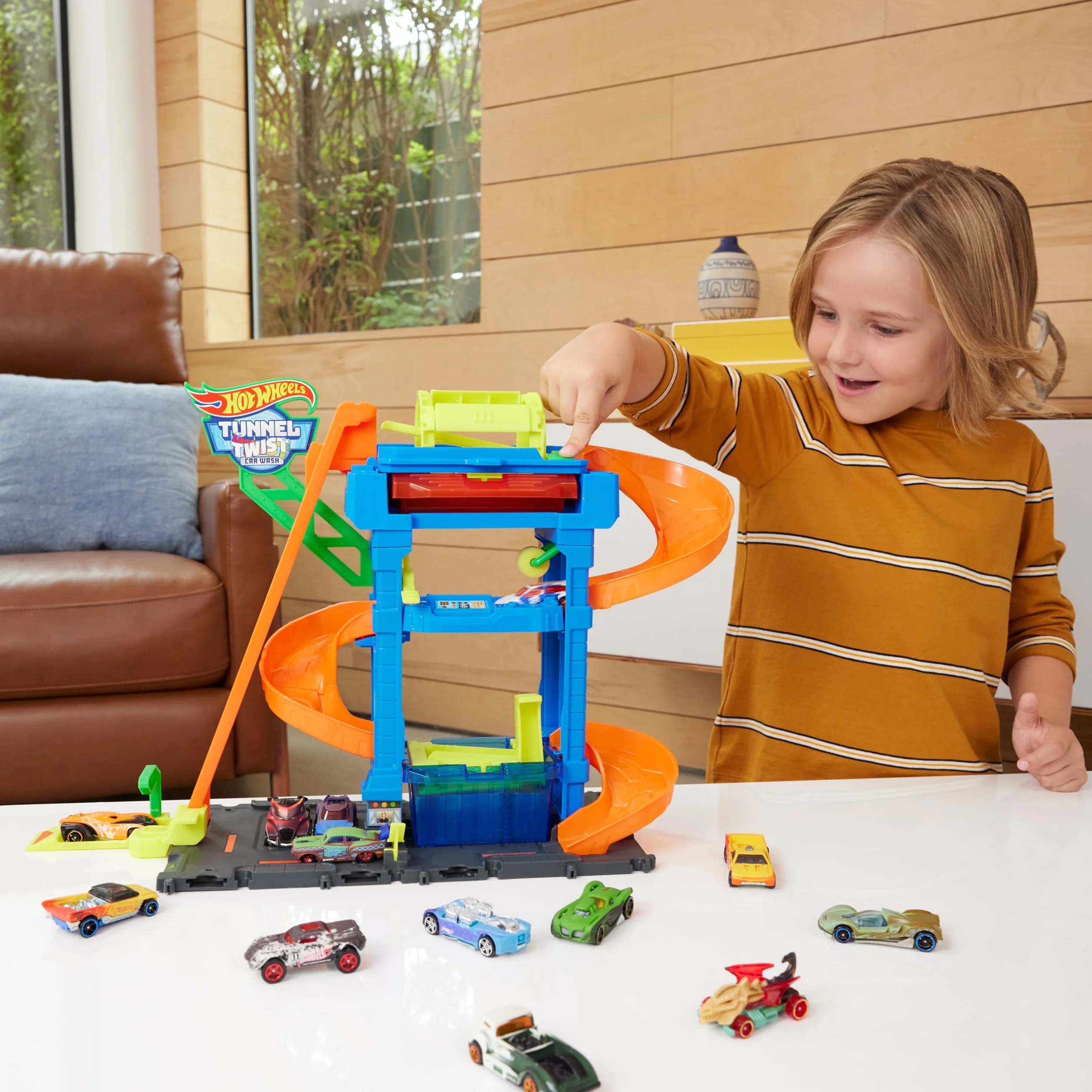 Hot Wheels 'Let's Race' Netflix - Autolavaggio con Tunnel, playset con pista e tunnel che spruzza acqua, include 1 veicolo in scala 1:64 cambia-colore in acqua calda e fredda, 3+ anni, HTN80