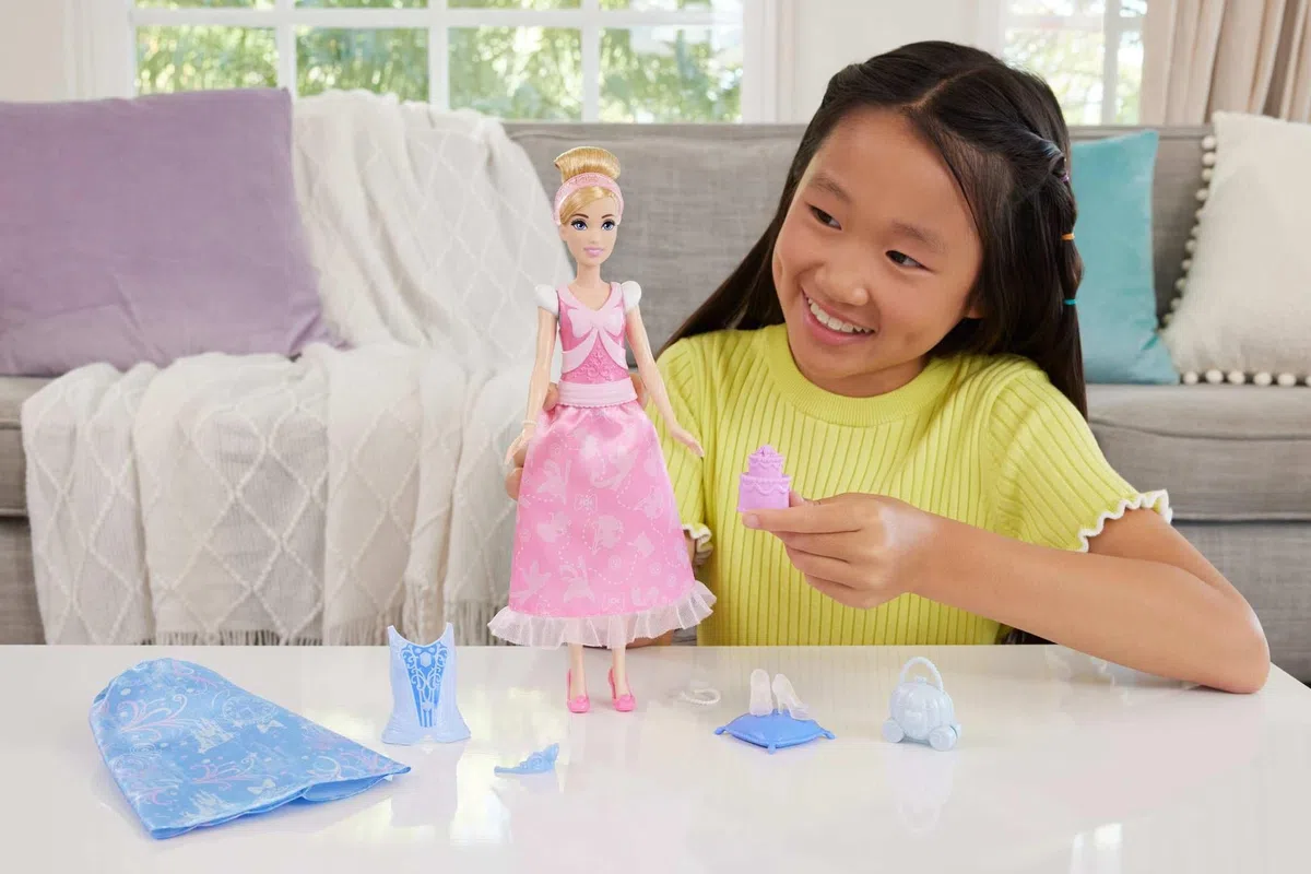 Mattel Disney Princess - Cenerentola 2 storie in 1, bambola alla moda ispirata al film con 2 look completi intercambiabili e 9 accessori inclusi, giocattolo per bambini, 3+ anni, rosa, JCR95