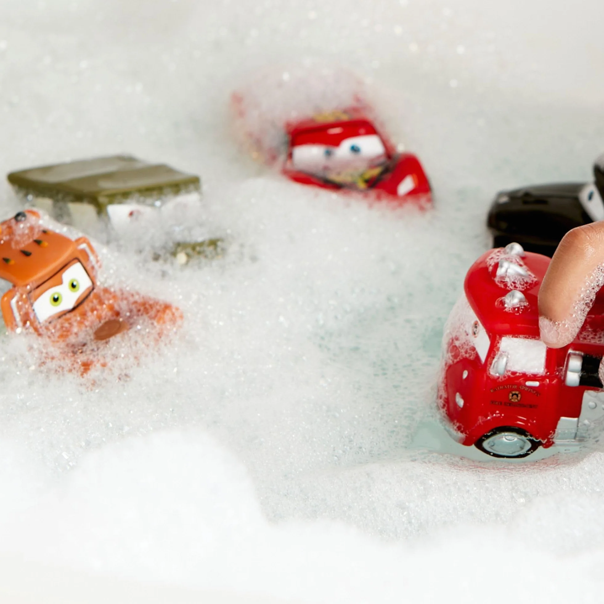 Disney Store Set di Giochi Ufficiale di Disney Pixar Cars per il Bagnetto, 5 Pezzi, con Saetta McQueen, Cricchetto, Red, Sceriffo e Sergente, Plastica, per Bimbi dai 6 Mesi in Su