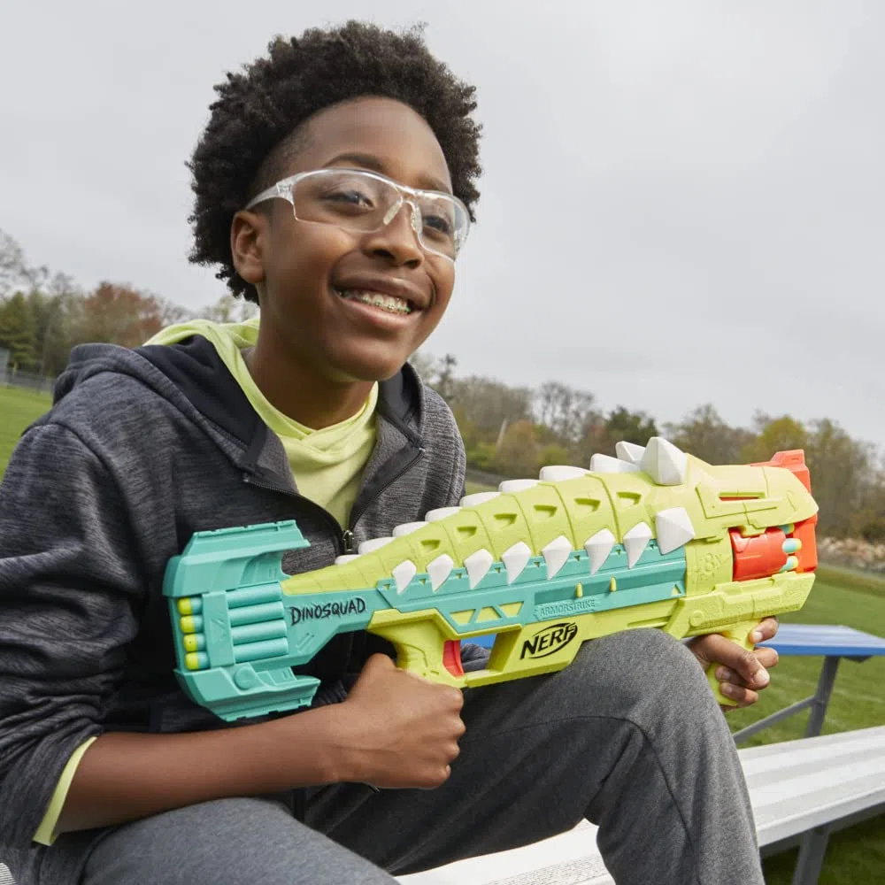 Nerf, blaster DinoSquad Armorstrike, tamburo rotante da 8 dardi, impugnatura sganciabile, 16 dardi Nerf Elite, design da anchilosauro